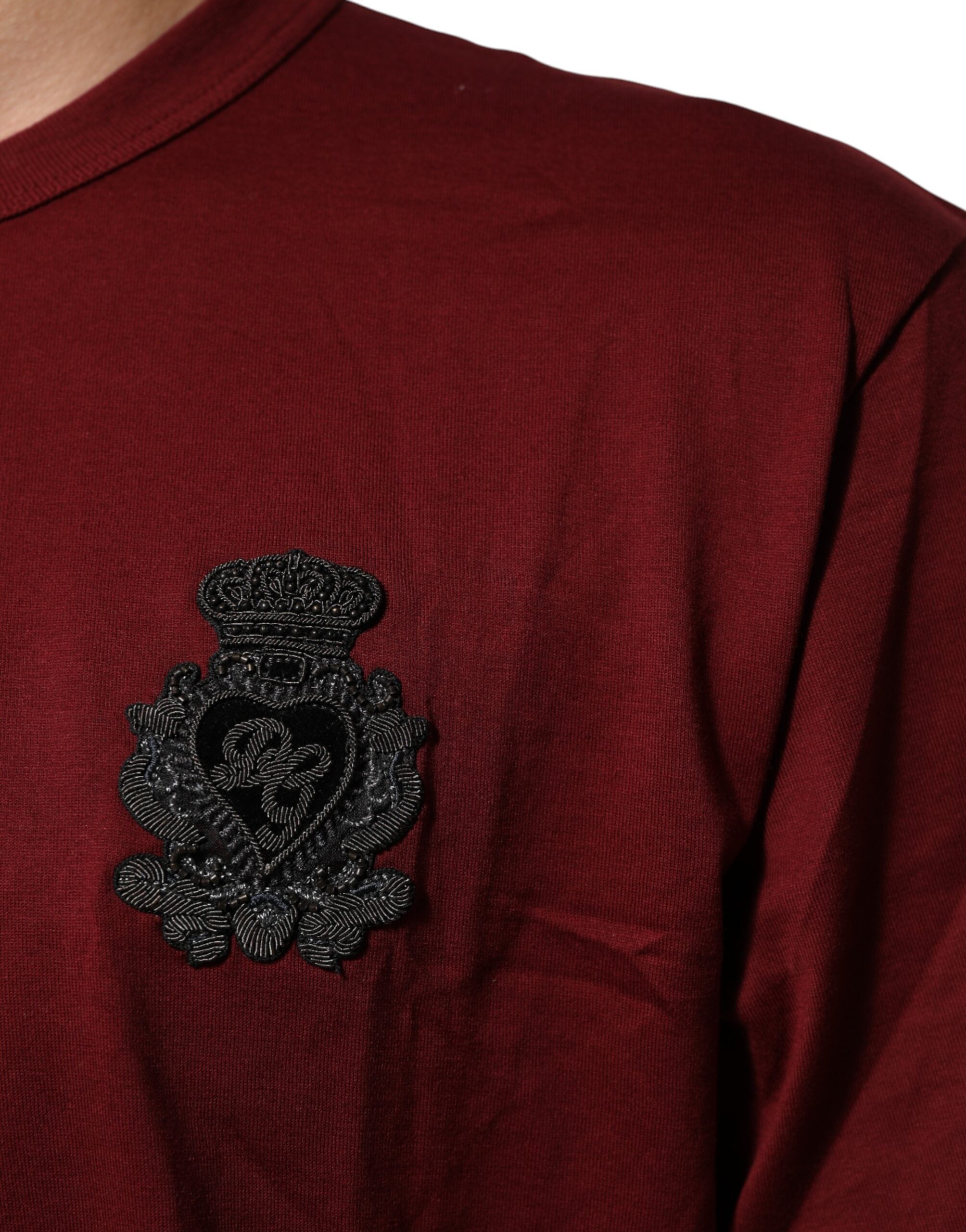 Dolce & Gabbana Bordeauxrotes T-Shirt mit Logo-Aufnäher aus Baumwolle
