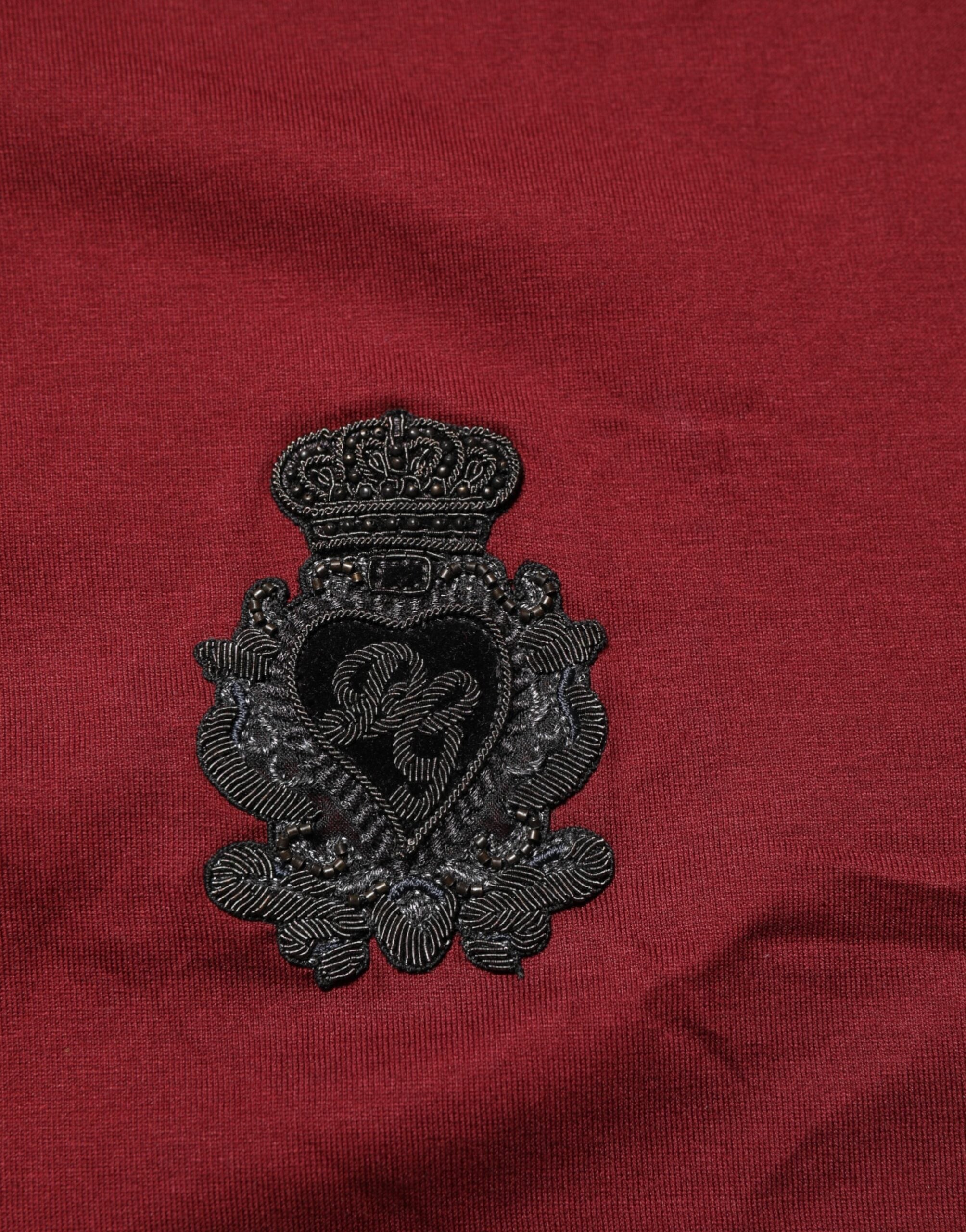 Dolce & Gabbana Bordeauxrotes T-Shirt mit Logo-Aufnäher aus Baumwolle