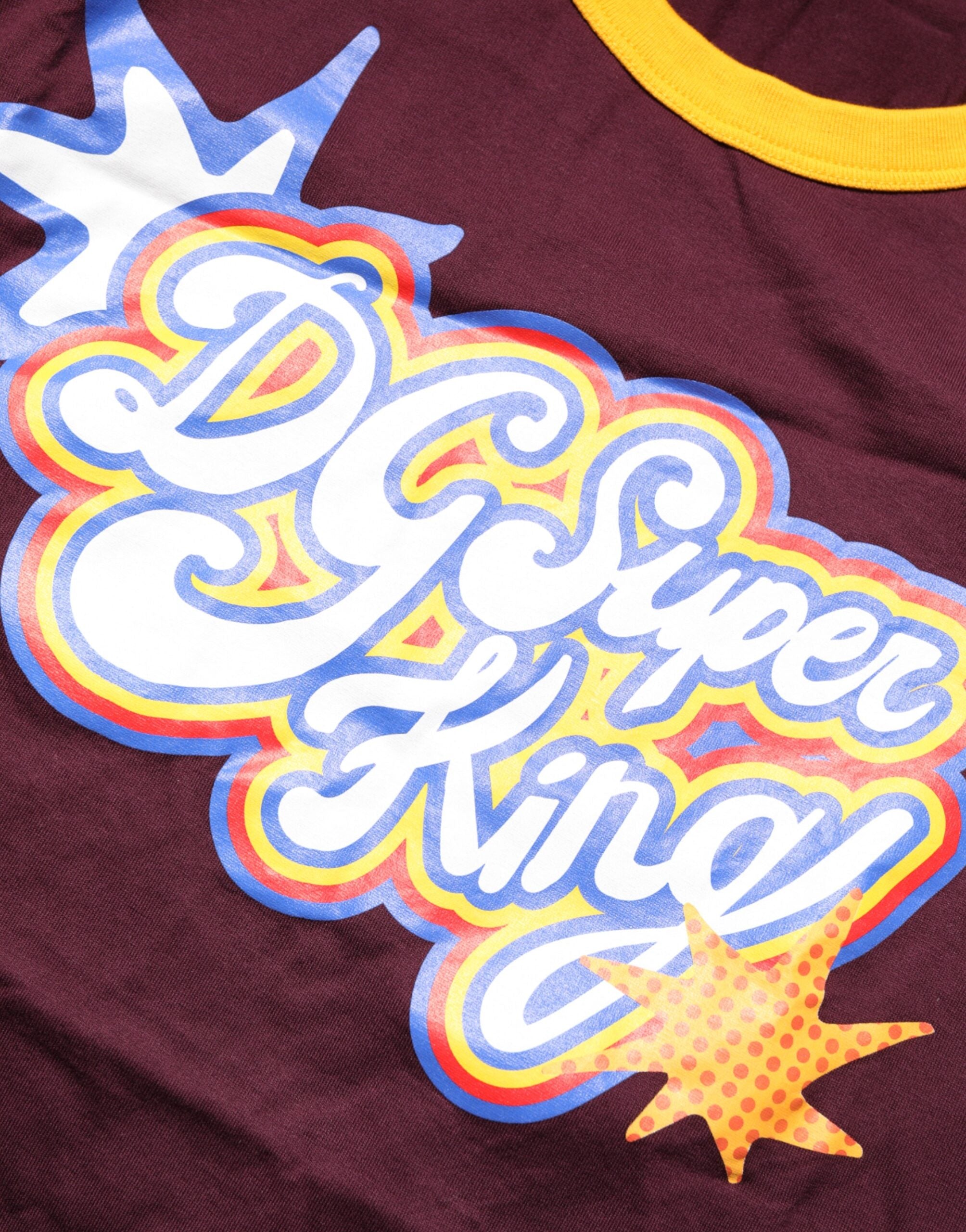 Dolce & Gabbana Burgunderfarbenes DG Super King Logo T-Shirt aus Baumwolle