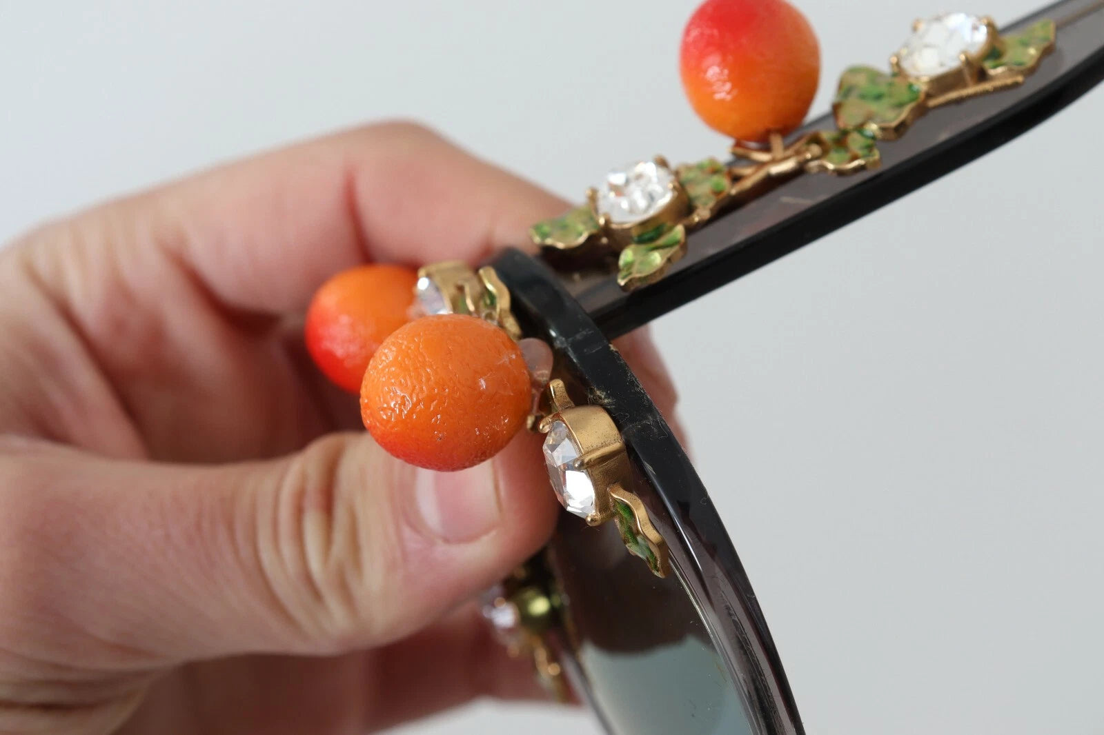 Dolce & Gabbana DG4283B Acetat-Sonnenbrille mit orangefarbenen Kristallen und Applikationen