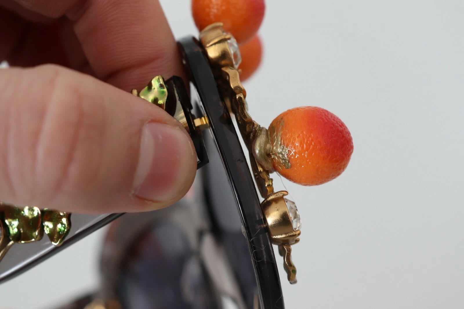 Dolce & Gabbana DG4283B Acetat-Sonnenbrille mit orangefarbenen Kristallen und Applikationen