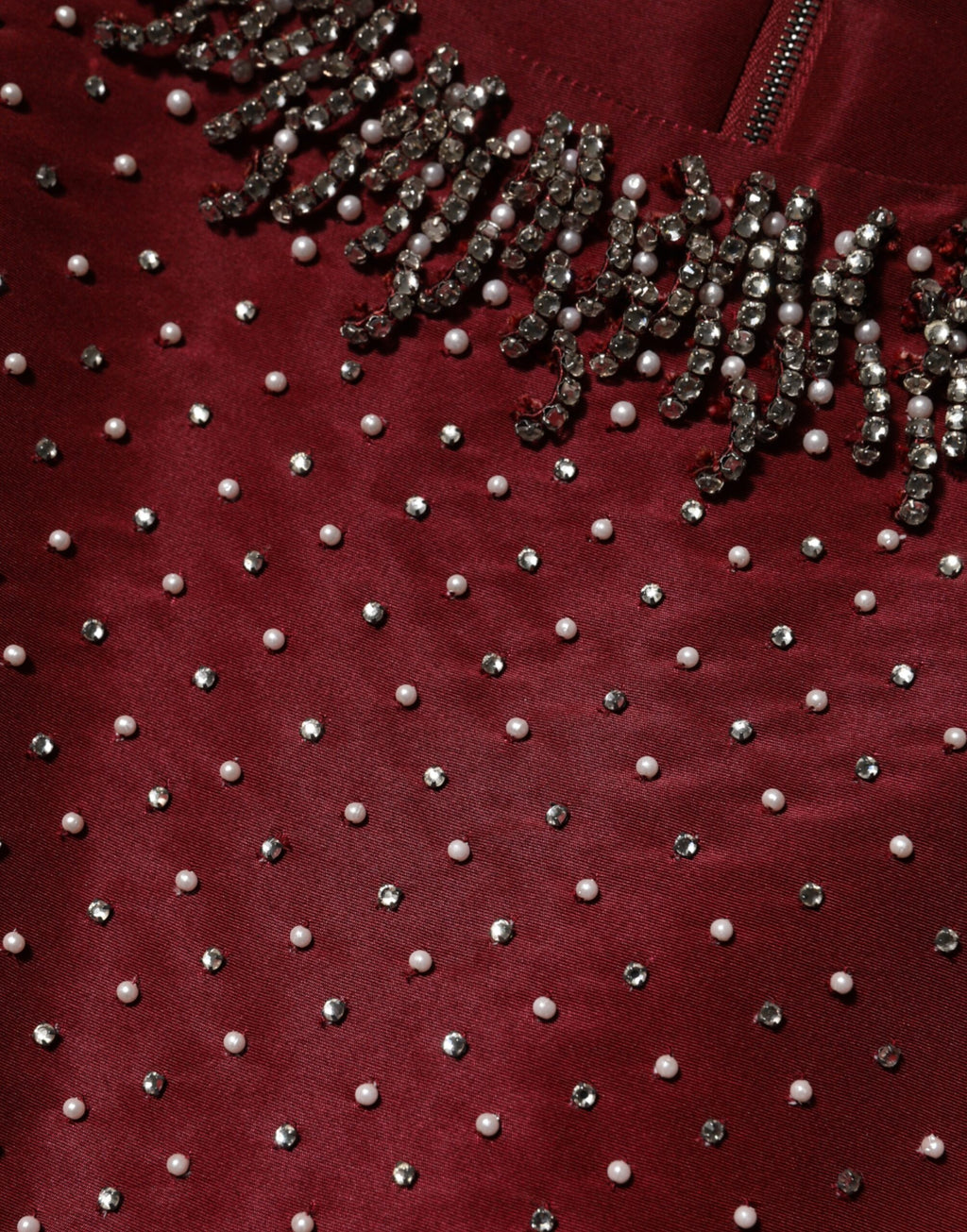 Dolce & Gabbana Burgunderfarbenes Abendkleid aus Seide mit Perlen