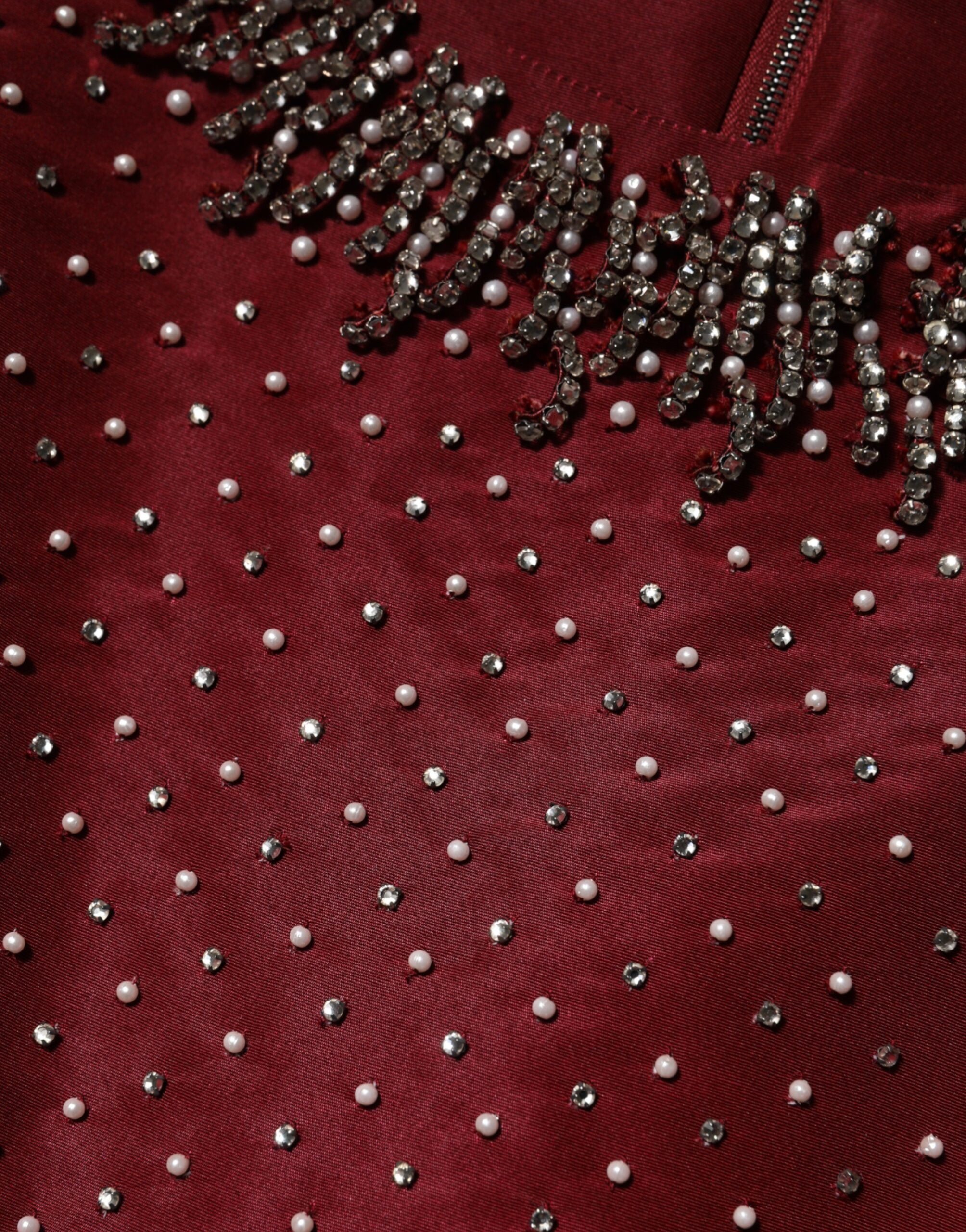Dolce & Gabbana Burgunderfarbenes Abendkleid aus Seide mit Perlen