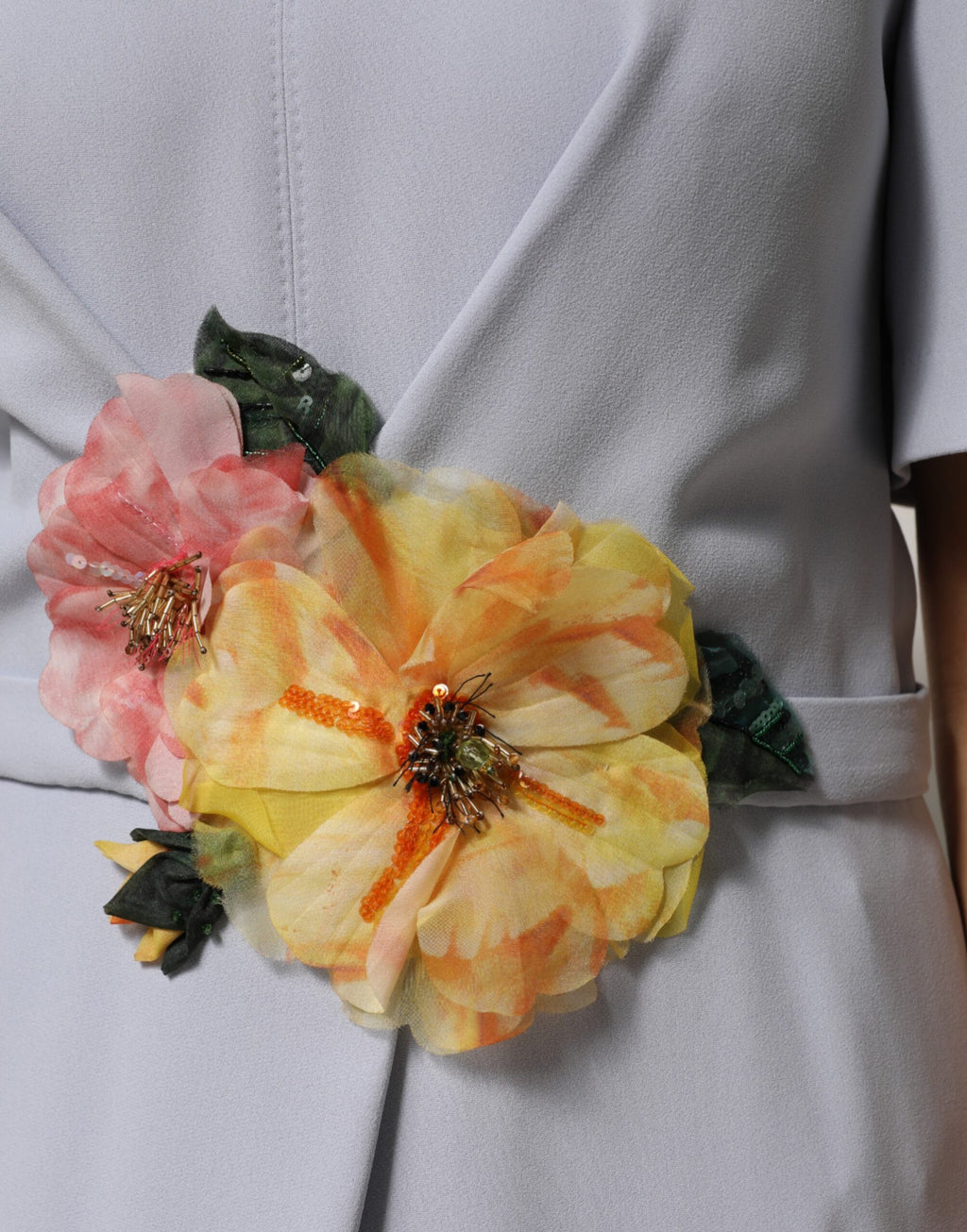 Dolce & Gabbana Hellblaues Kleid mit Blumenapplikationen aus einer Viskosemischung