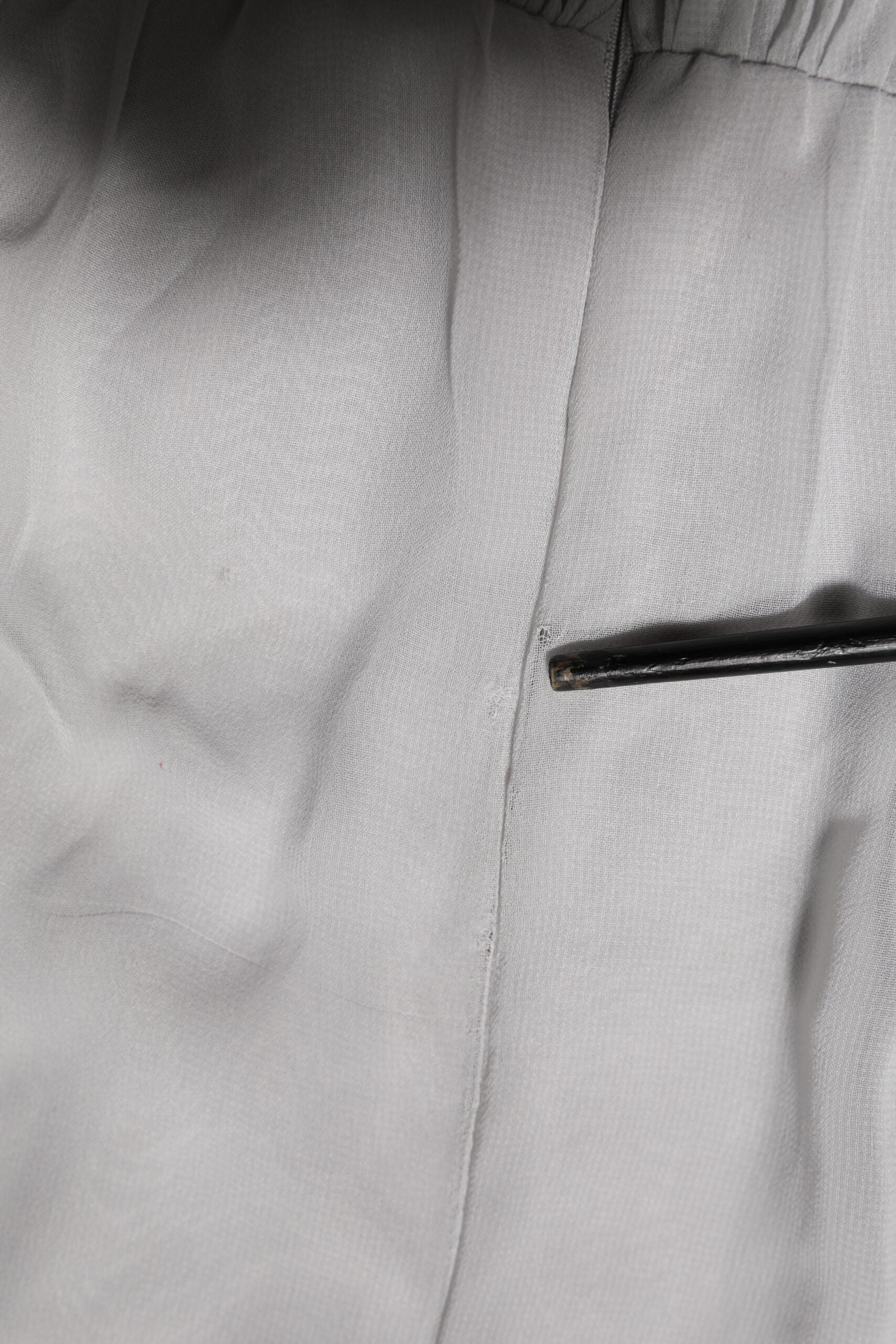 Dolce & Gabbana Graues plissiertes Maxikleid mit langen Ärmeln aus Seidenmischung