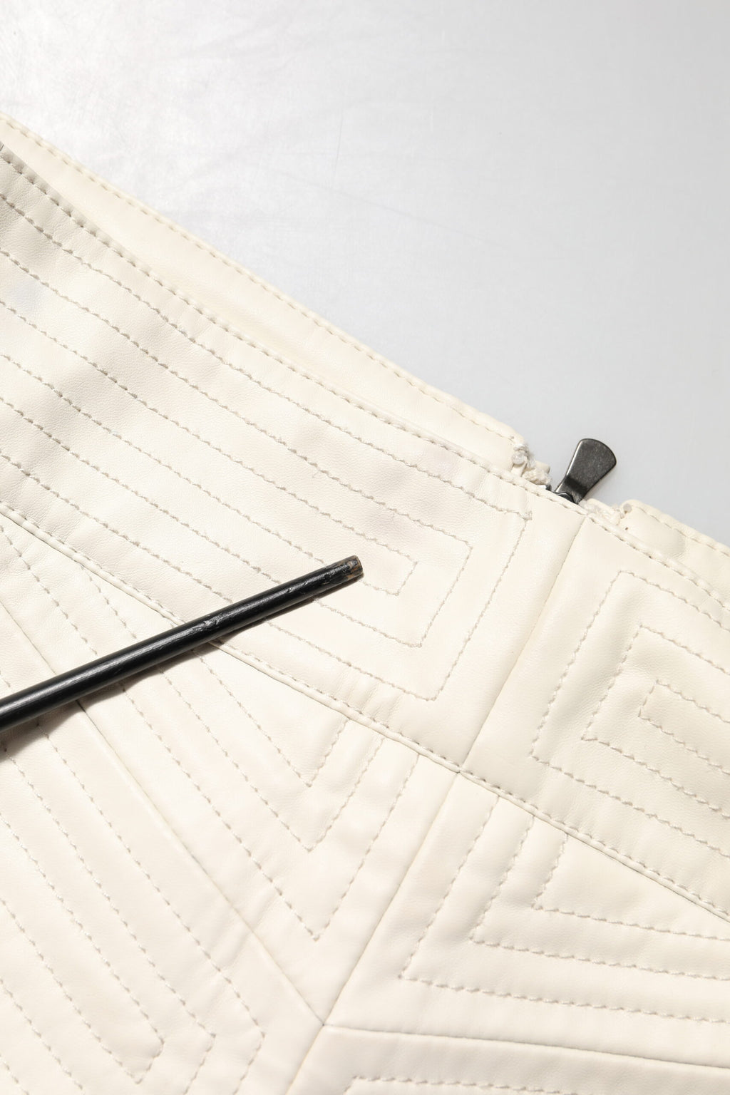 Guess Beige Kunstleder gesteppter Minirock mit hoher Taille für Frauen