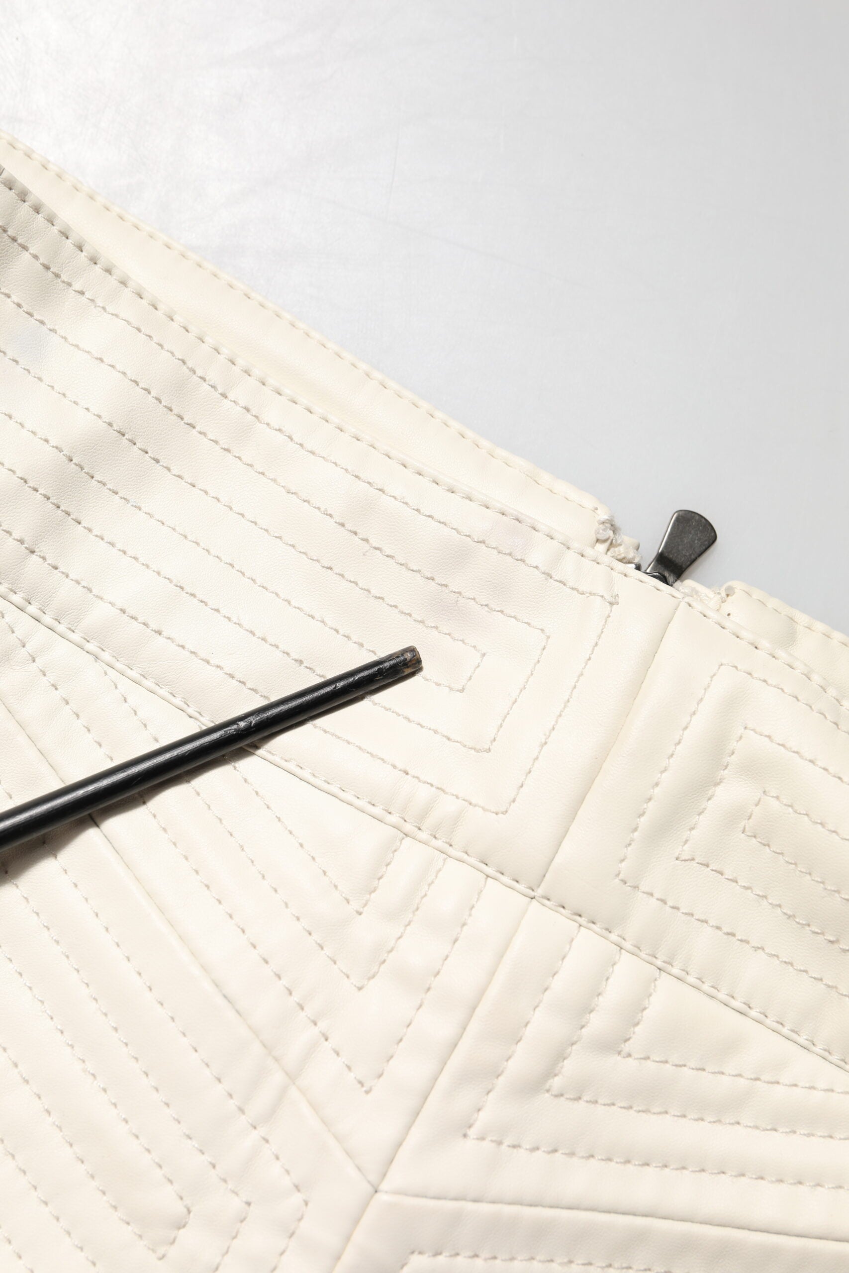 Guess Beige Kunstleder gesteppter Minirock mit hoher Taille für Frauen