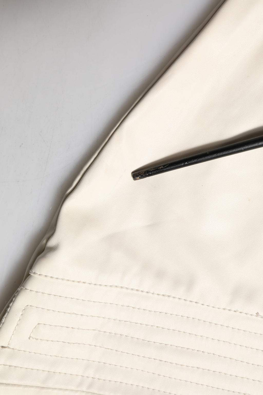 Guess Beige Kunstleder gesteppter Minirock mit hoher Taille für Frauen