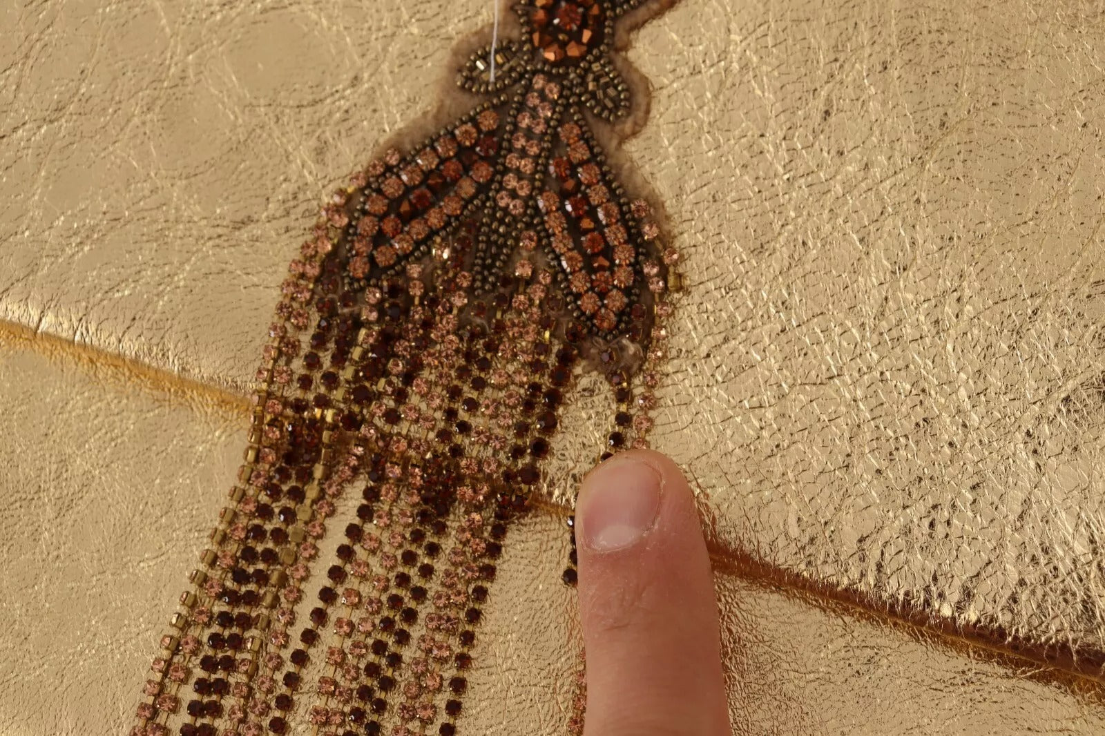 Patrizia Pepe Goldfarbene Tasche mit verziertem Schulterriemen aus Leder