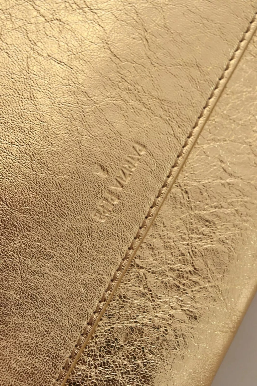 Patrizia Pepe Goldfarbene Tasche mit verziertem Schulterriemen aus Leder