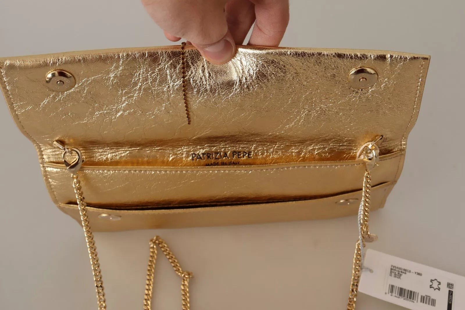 Patrizia Pepe Goldfarbene Tasche mit verziertem Schulterriemen aus Leder