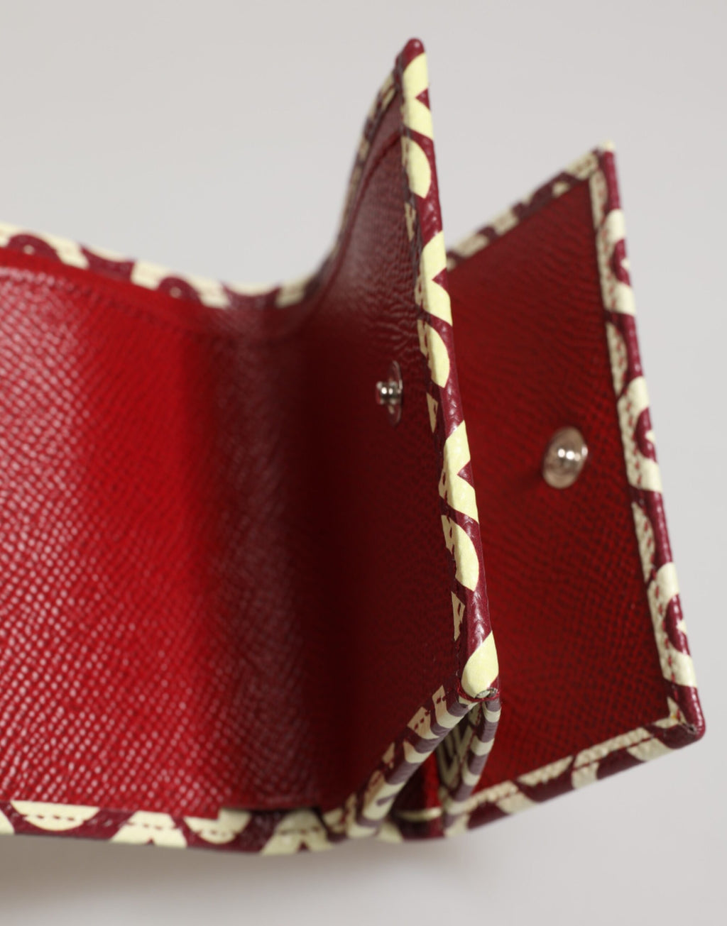 Dolce & Gabbana Burgunderfarbener Logo-Druck Kalbsleder French Flap Kartenhalter Brieftasche