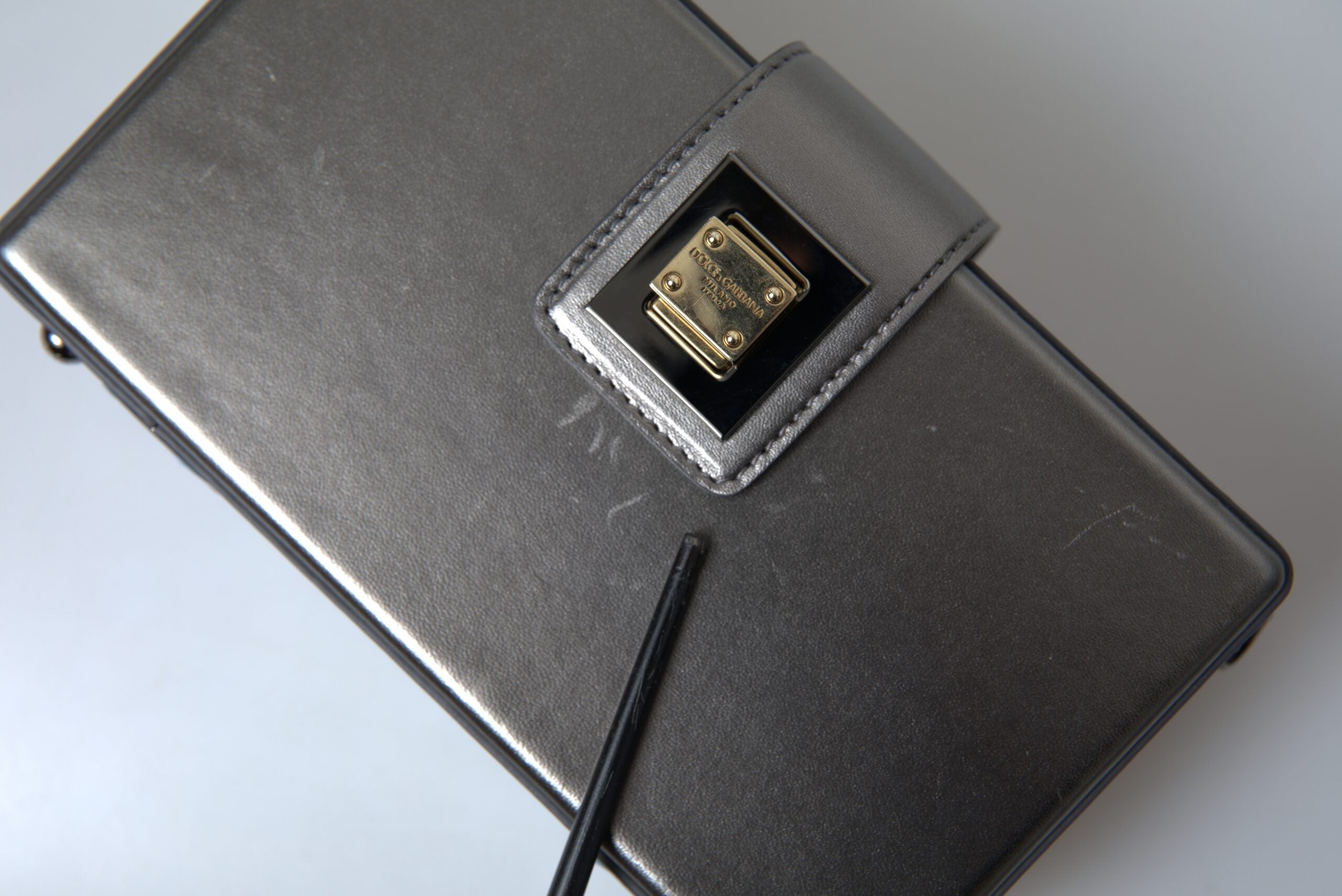 Dolce & Gabbana Steel Gray Leder Box Shape Schulter Gold DG Logo Plaque Tasche