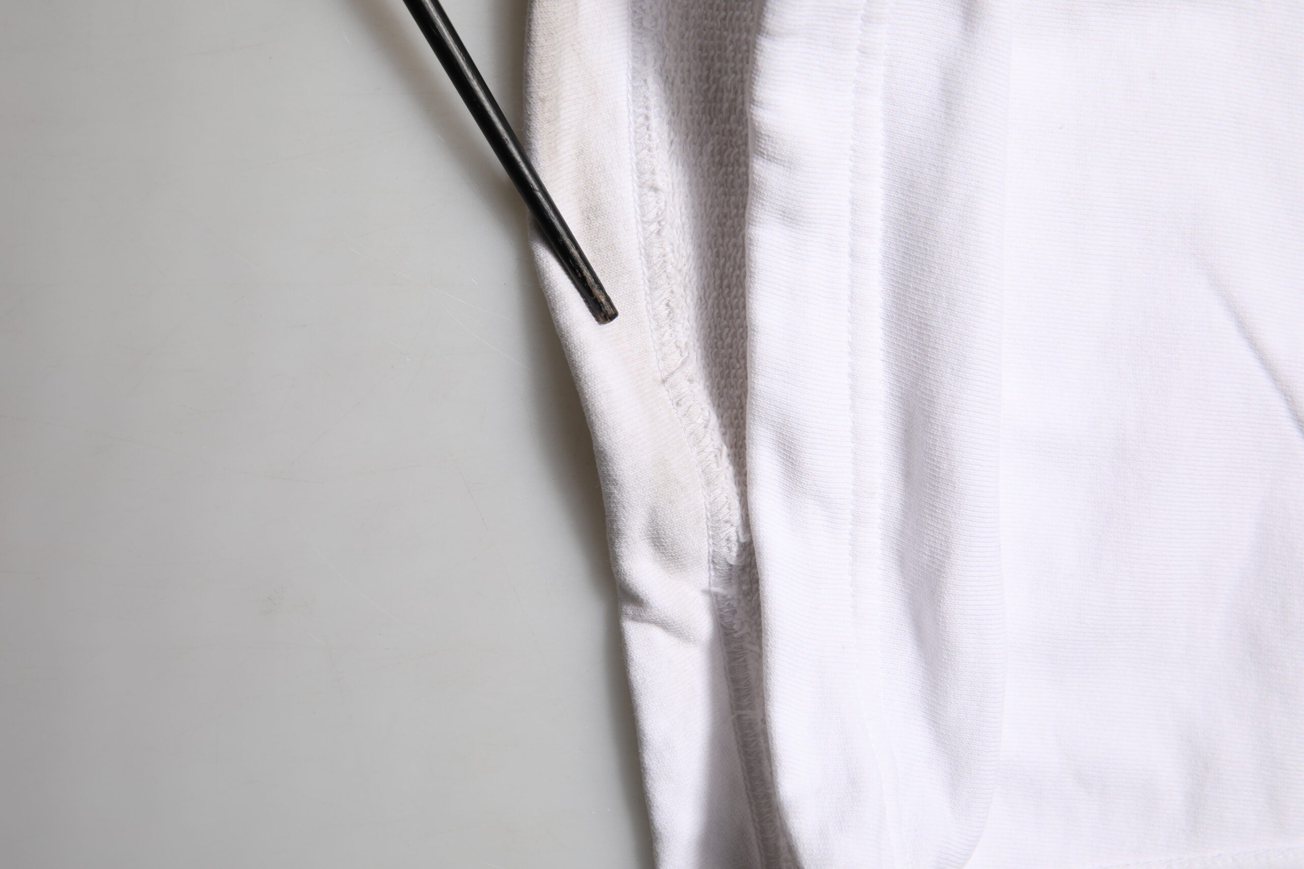 Dolce & Gabbana Weiße Cargohose aus Baumwolle mit Logoaufnäher