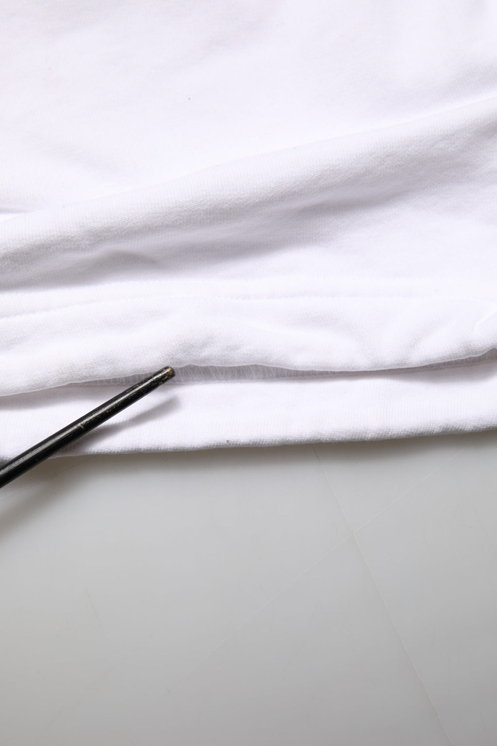 Dolce & Gabbana Weiße Cargohose aus Baumwolle mit Logoaufnäher