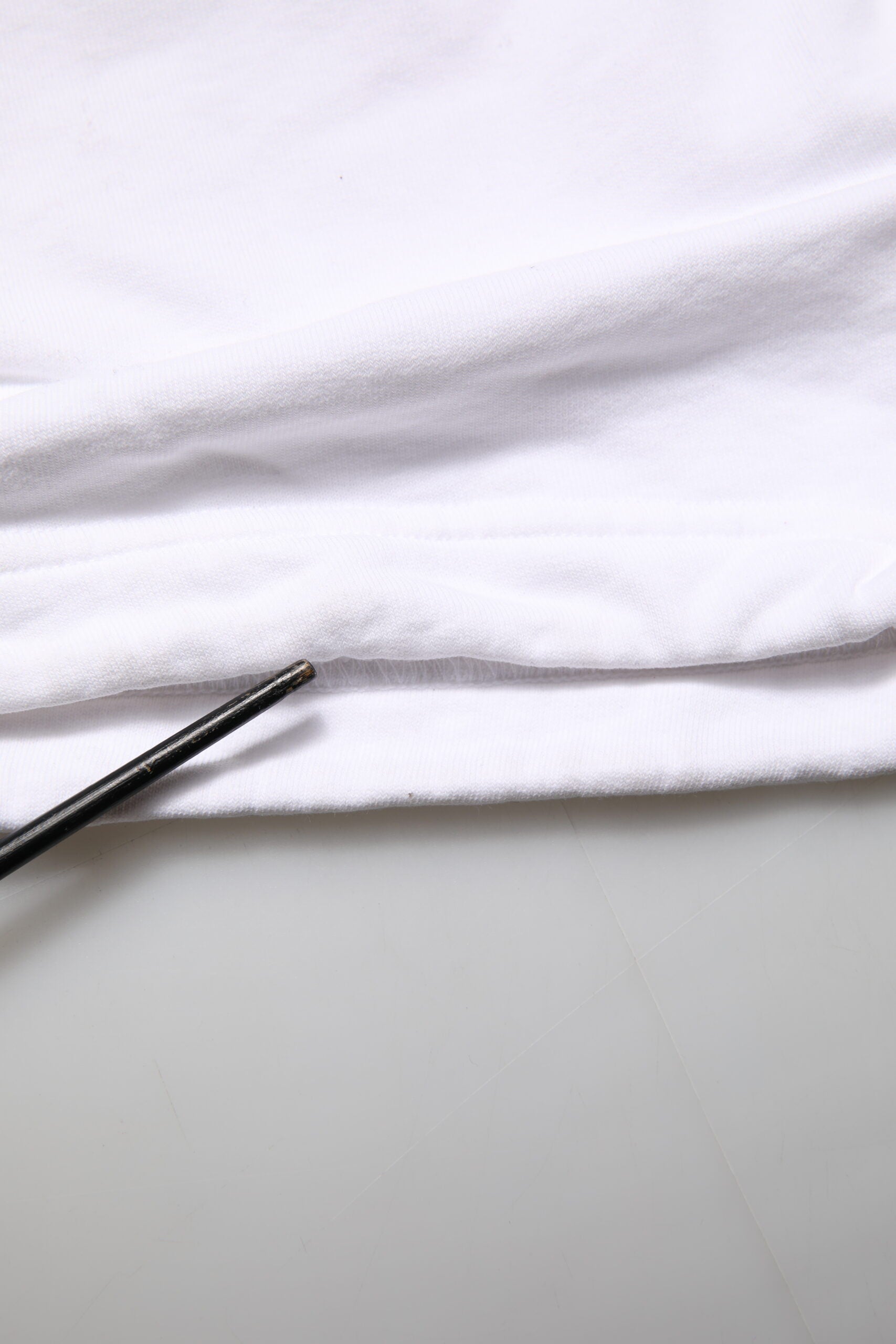 Dolce & Gabbana Weiße Cargohose aus Baumwolle mit Logoaufnäher