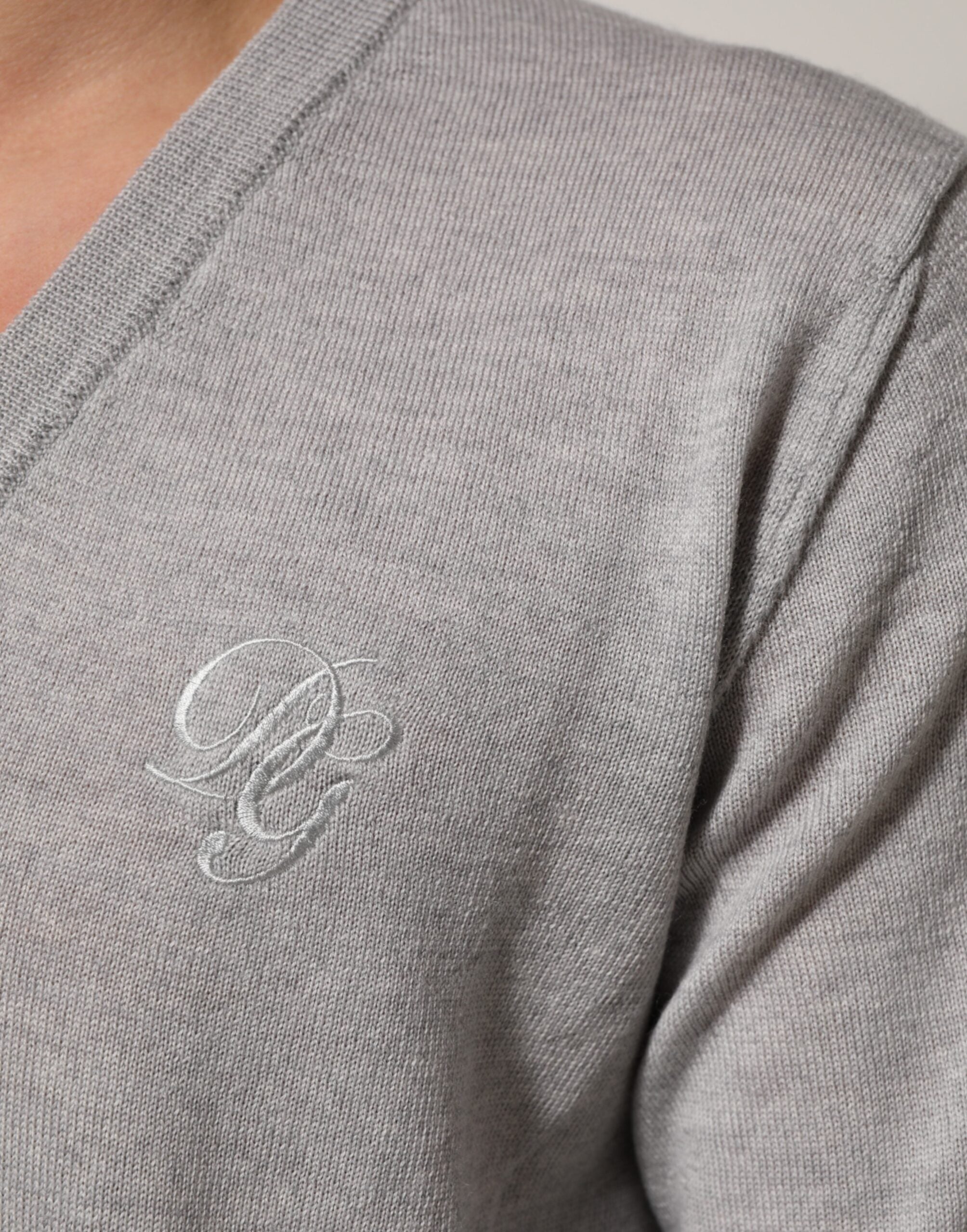 Dolce & Gabbana Grauer Wollstrick-Logo-Pullover mit V-Ausschnitt