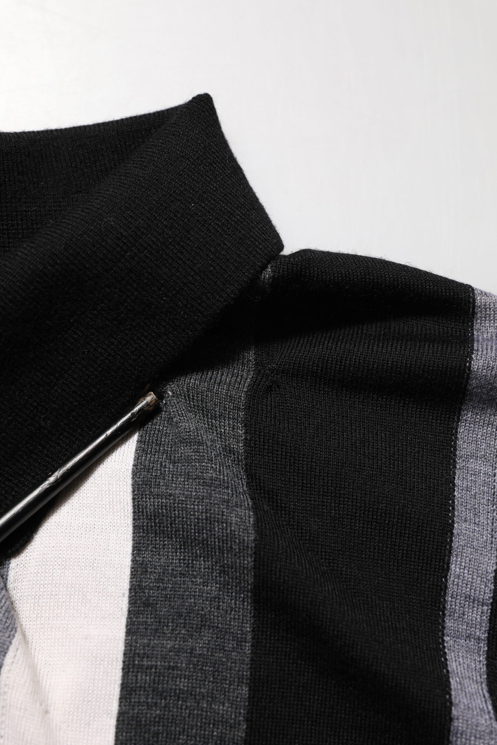 Dolce & Gabbana Schwarz-Weißes gepunktetes Poloshirt mit Kragen