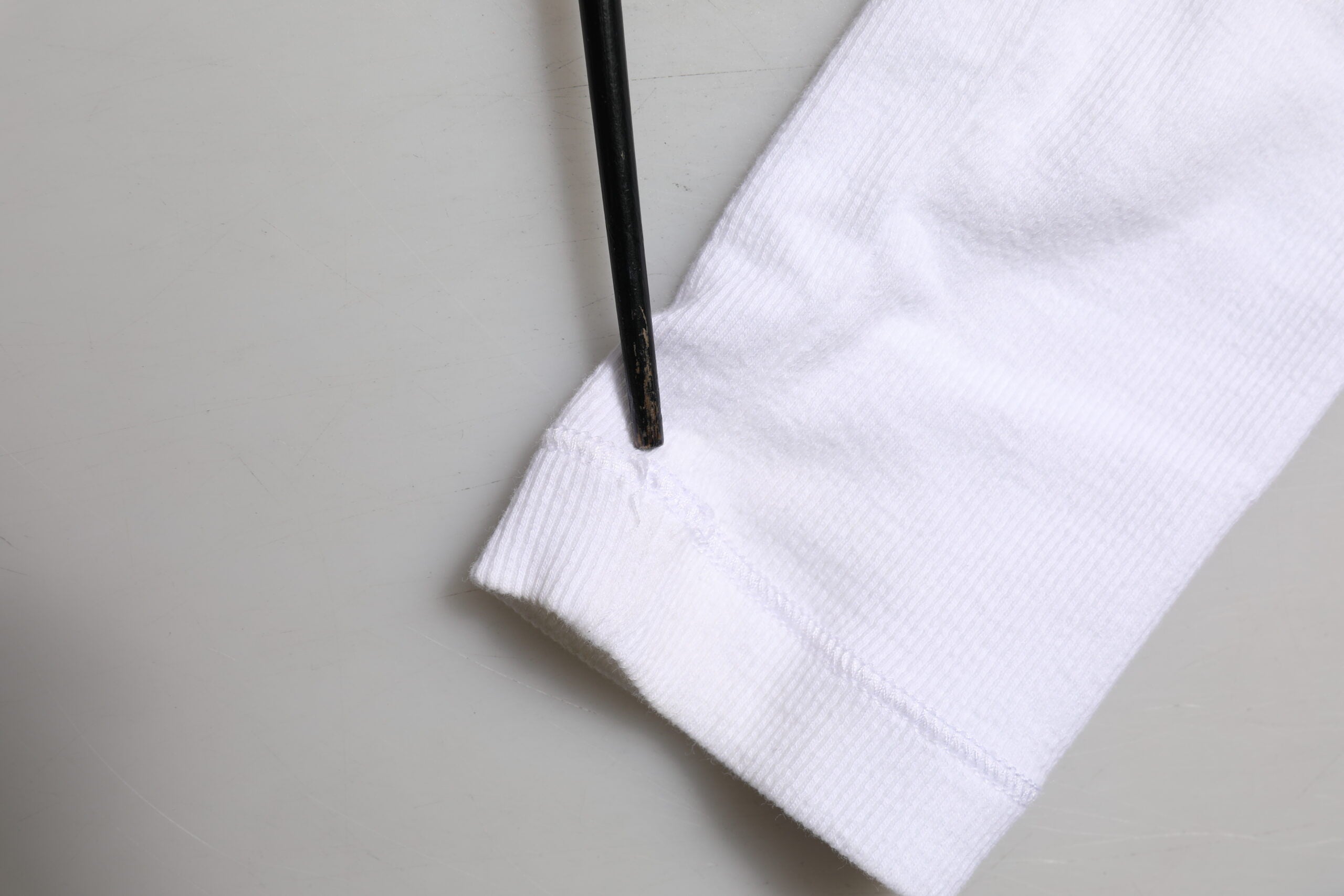 Dolce & Gabbana Weißes T-Shirt mit langen Ärmeln und Knopfverschluss