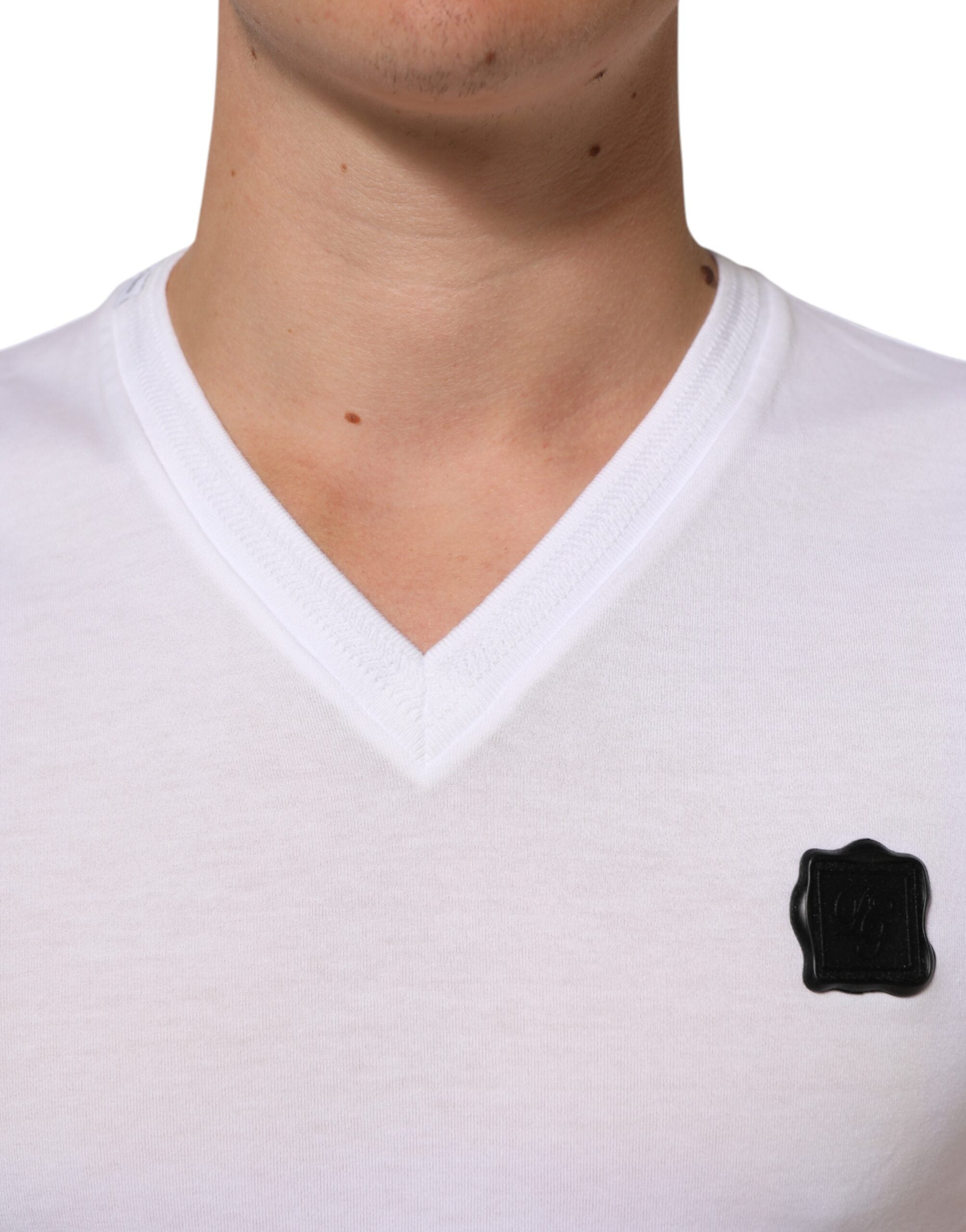 Dolce & Gabbana Weißes Baumwoll-Logo-Patch-T-Shirt mit V-Ausschnitt