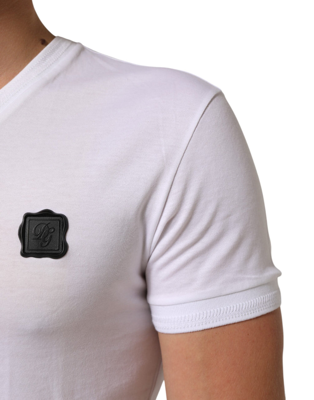 Dolce & Gabbana Weißes Baumwoll-Logo-Patch-T-Shirt mit V-Ausschnitt