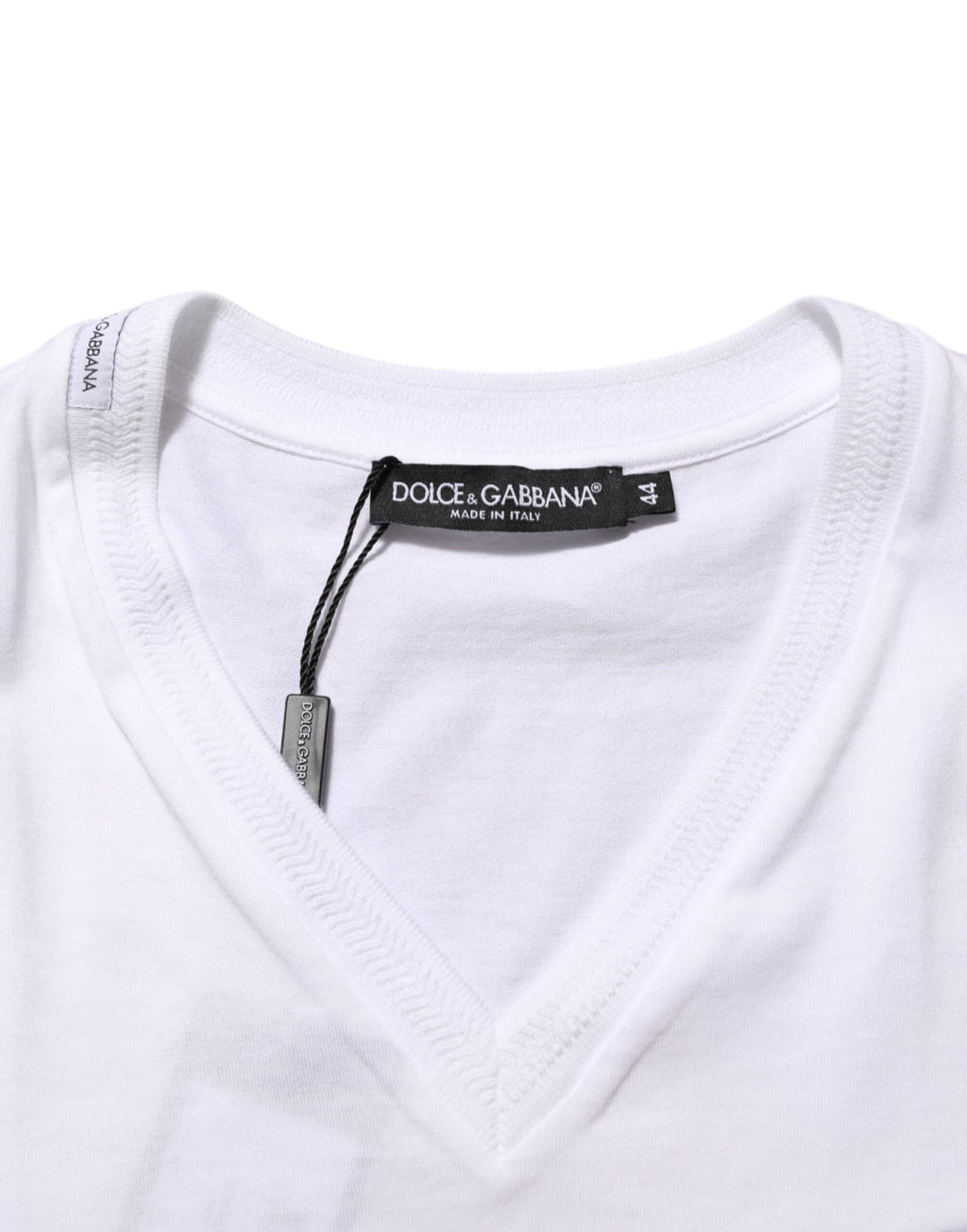 Dolce & Gabbana Weißes Baumwoll-Logo-Patch-T-Shirt mit V-Ausschnitt