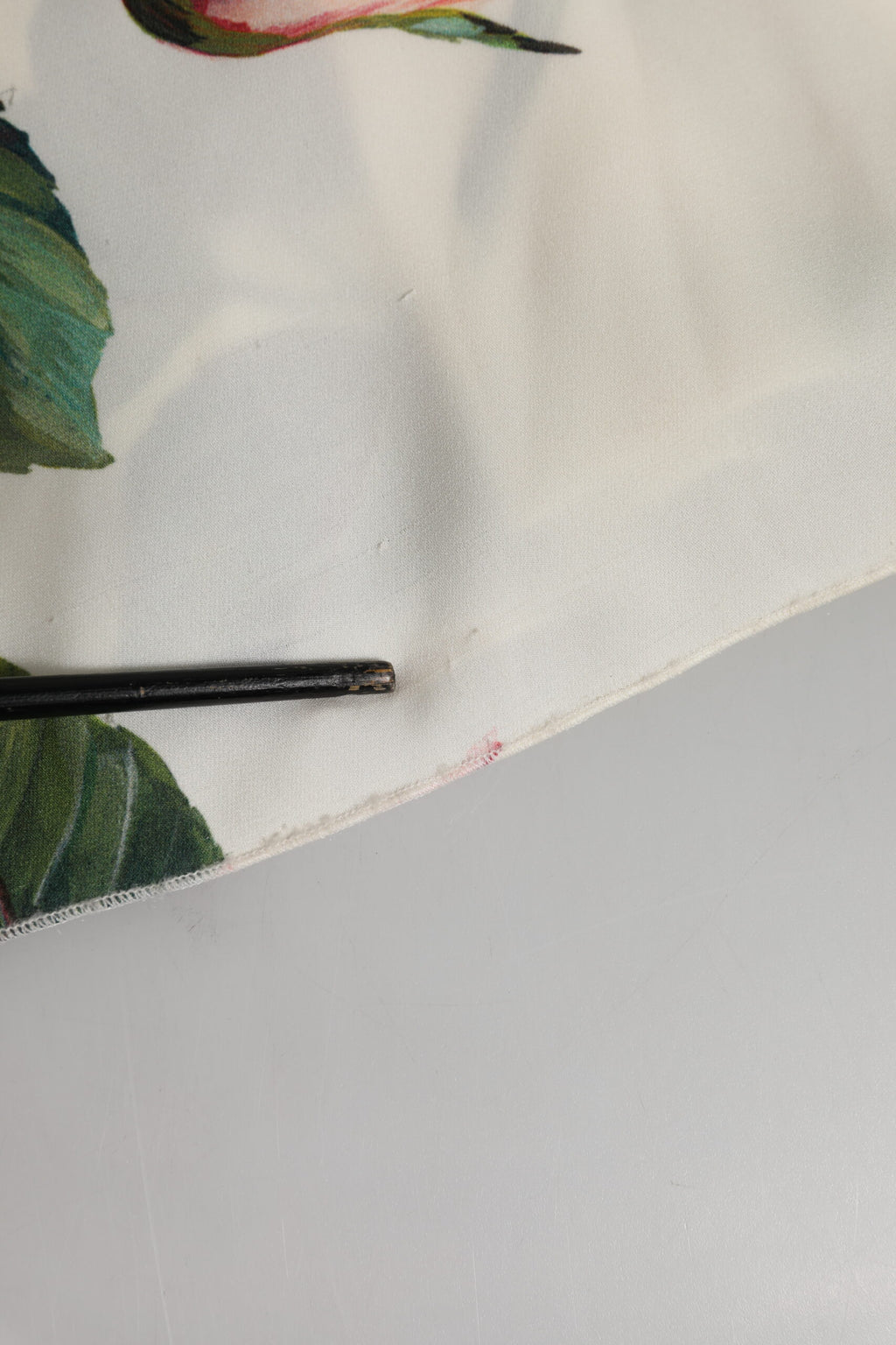 Dolce & Gabbana Weißes geblümtes Midikleid aus Seide mit einer Schulter