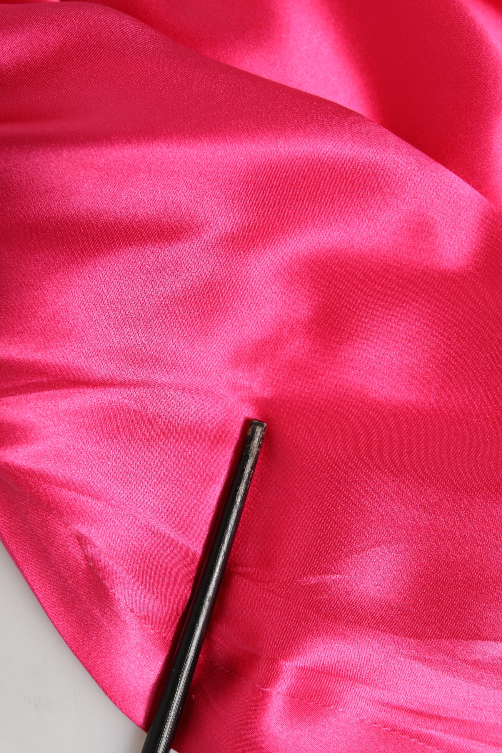 Dolce & Gabbana Rosa Etuikleid aus Seide mit offener Schulter