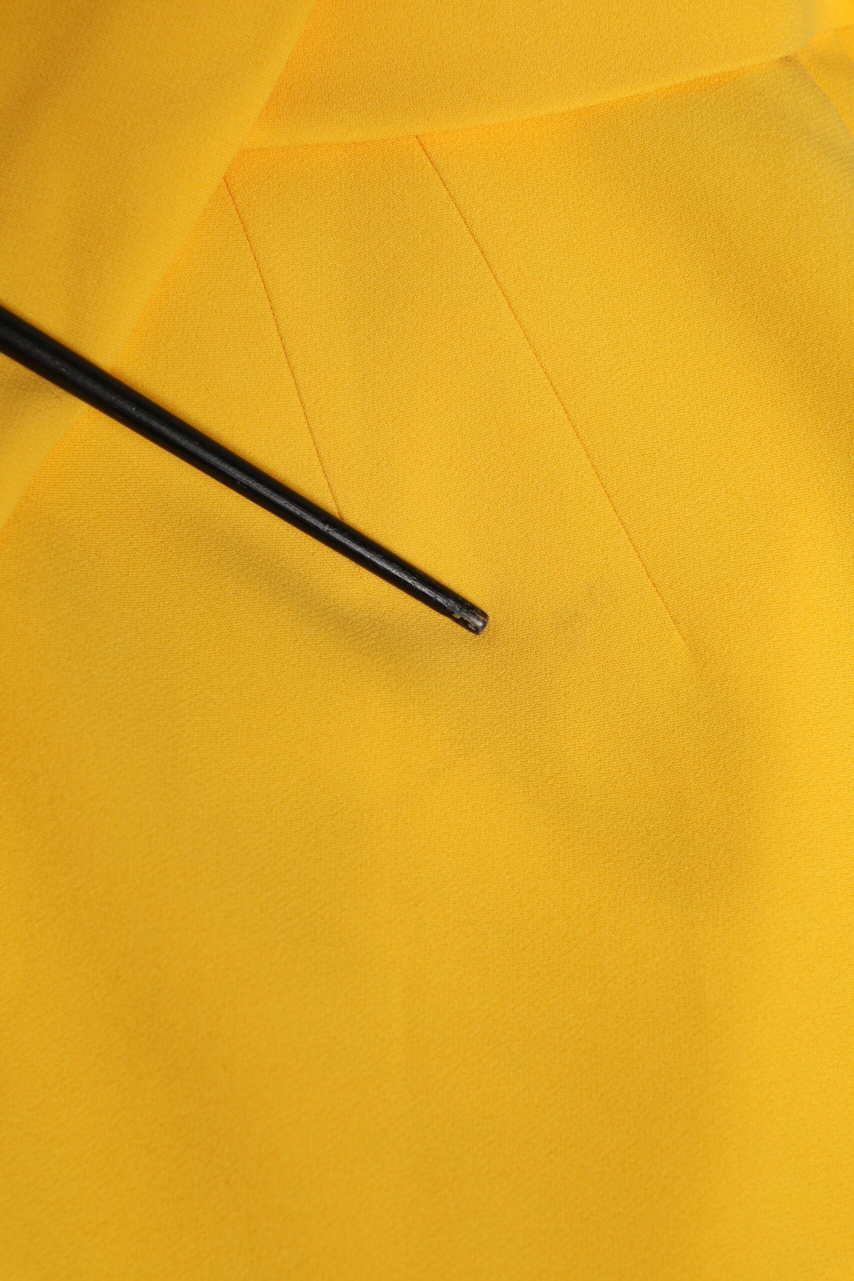 Dolce & Gabbana Gelbes Schulterfreies Etuikleid mit Seitenschlitz