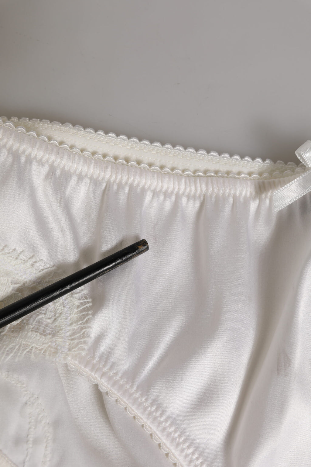 Dolce & Gabbana Weißer Seidensatin Floral Spitze Panty Slip Unterwäsche