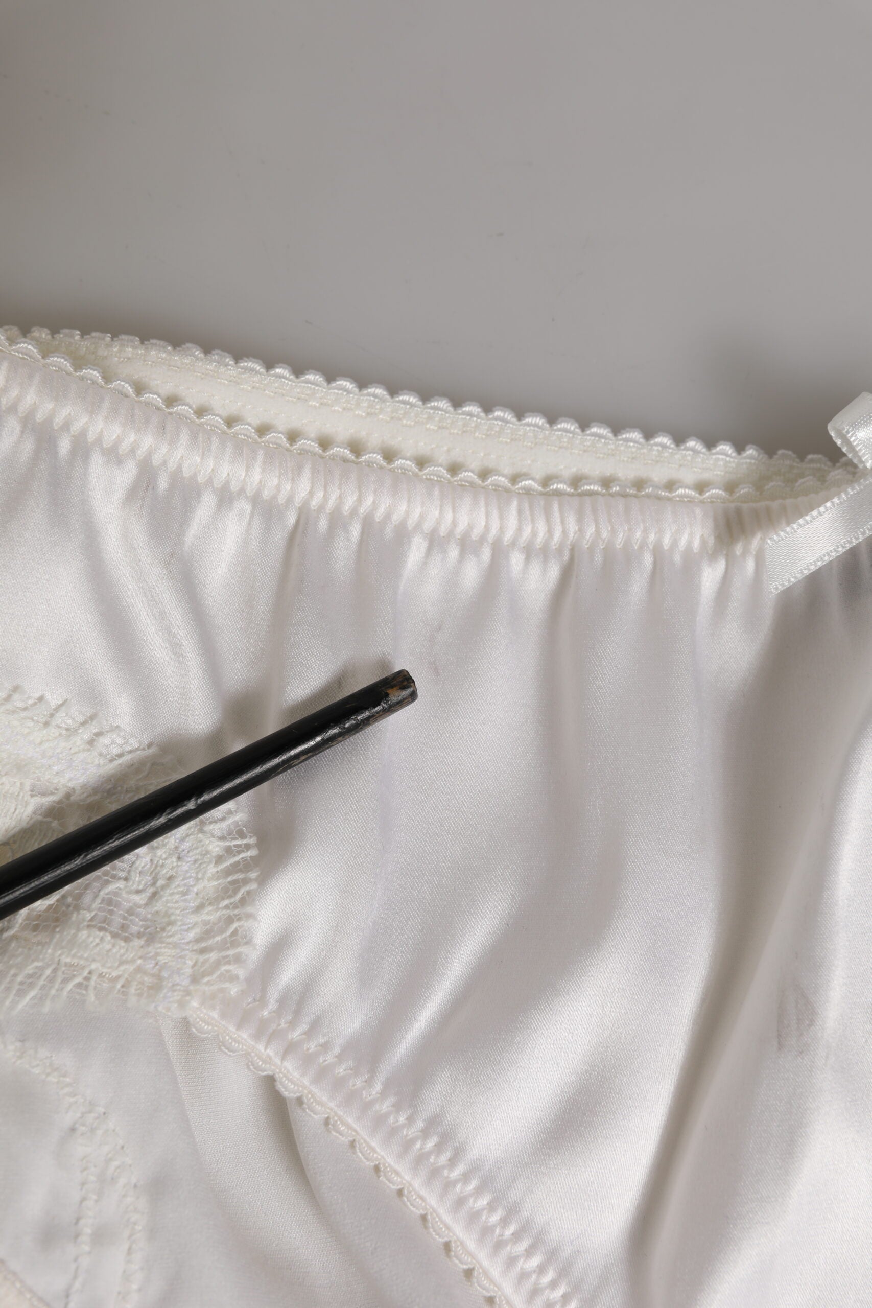 Dolce & Gabbana Weißer Seidensatin Floral Spitze Panty Slip Unterwäsche