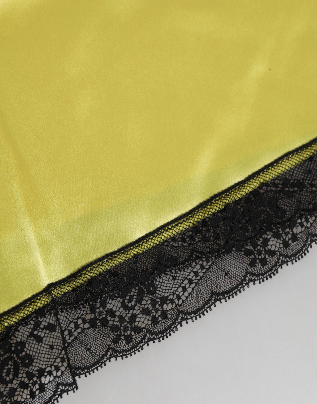 Dolce & Gabbana Gelbe Satin-Seiden-Unterwäsche-Shorts mit mittlerer Taille