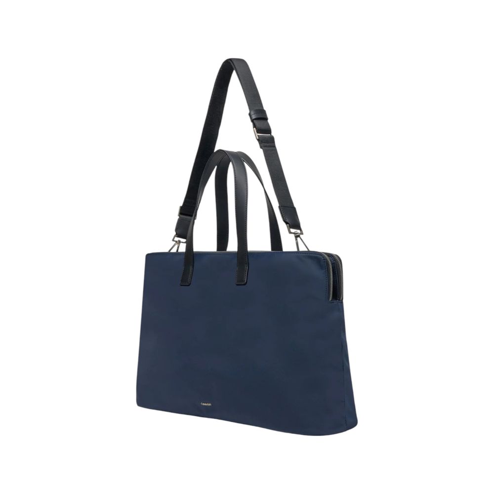 Calvin Klein Blaue Tasche aus recyceltem Polyester