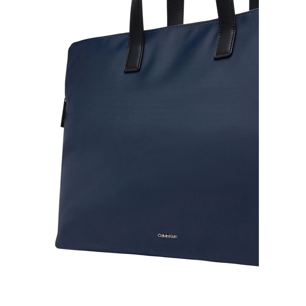 Calvin Klein Blaue Tasche aus recyceltem Polyester