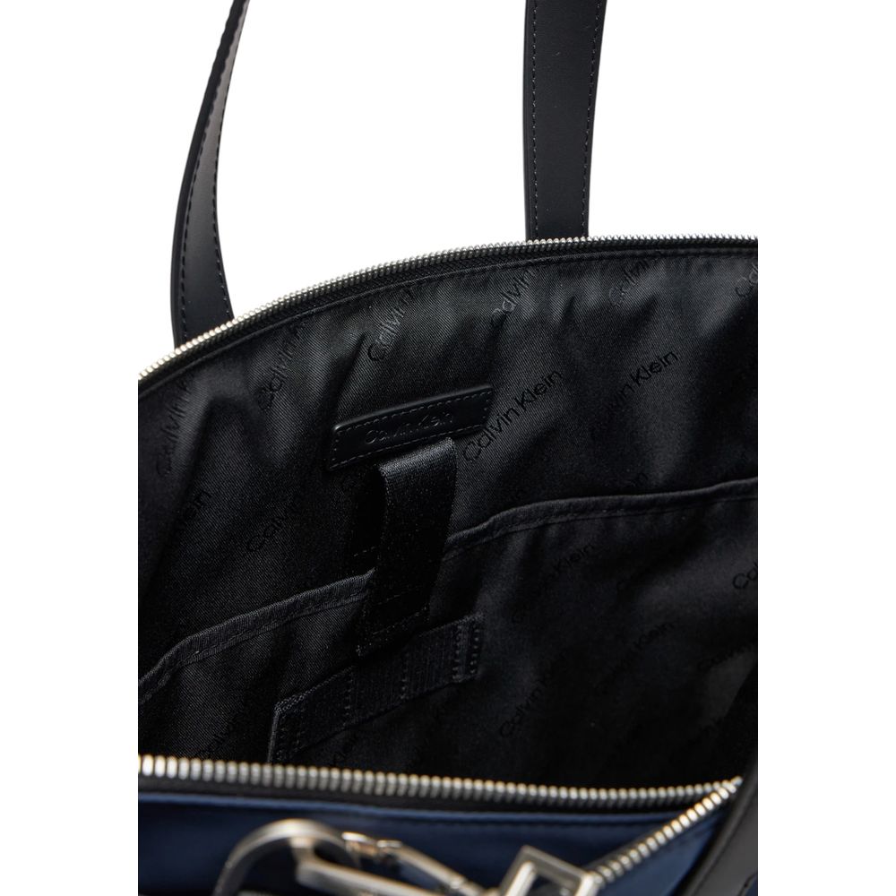 Calvin Klein Blaue Tasche aus recyceltem Polyester