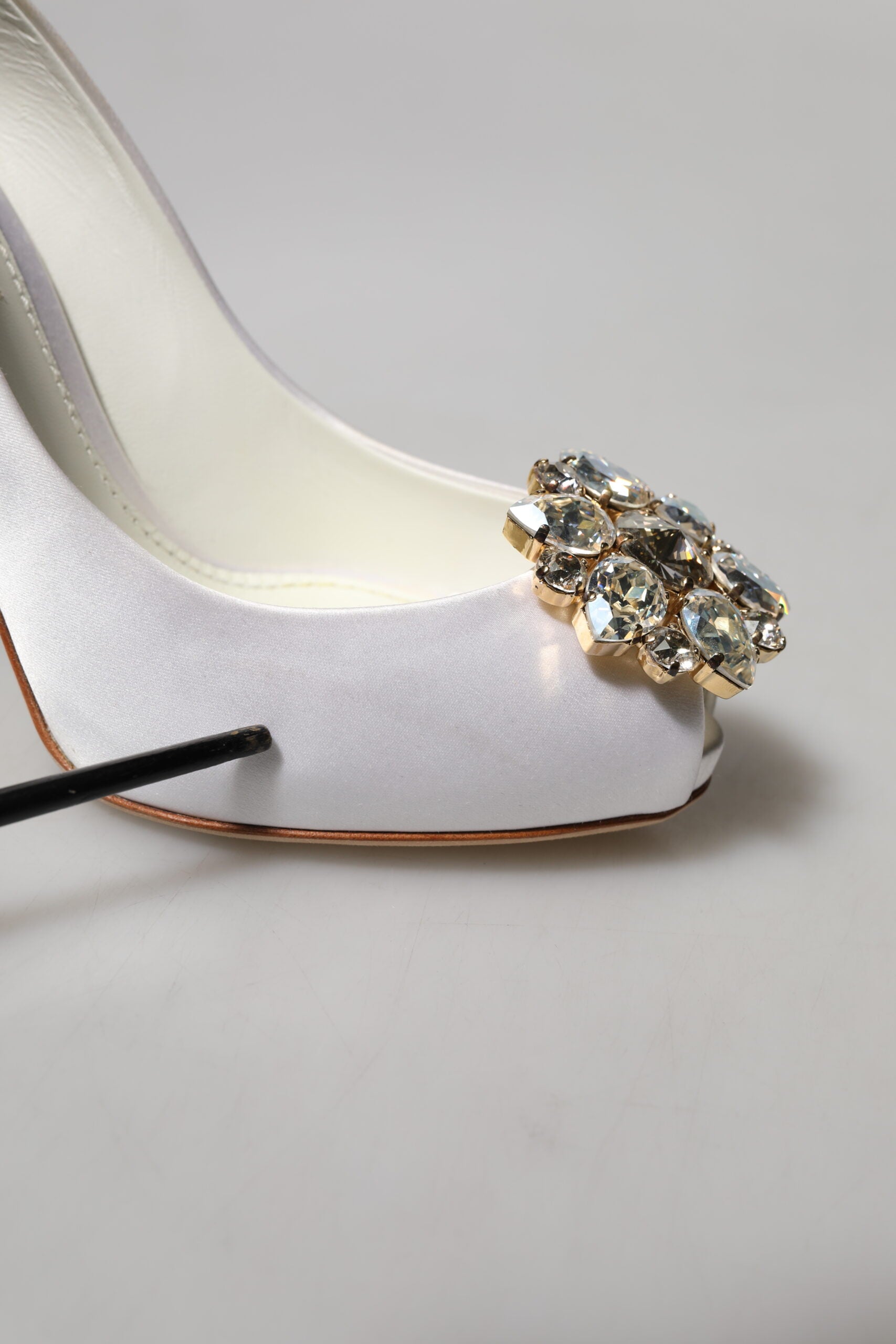 Dolce & Gabbana Weiße Crystals Peep Toe Satin Pumps Schuhe