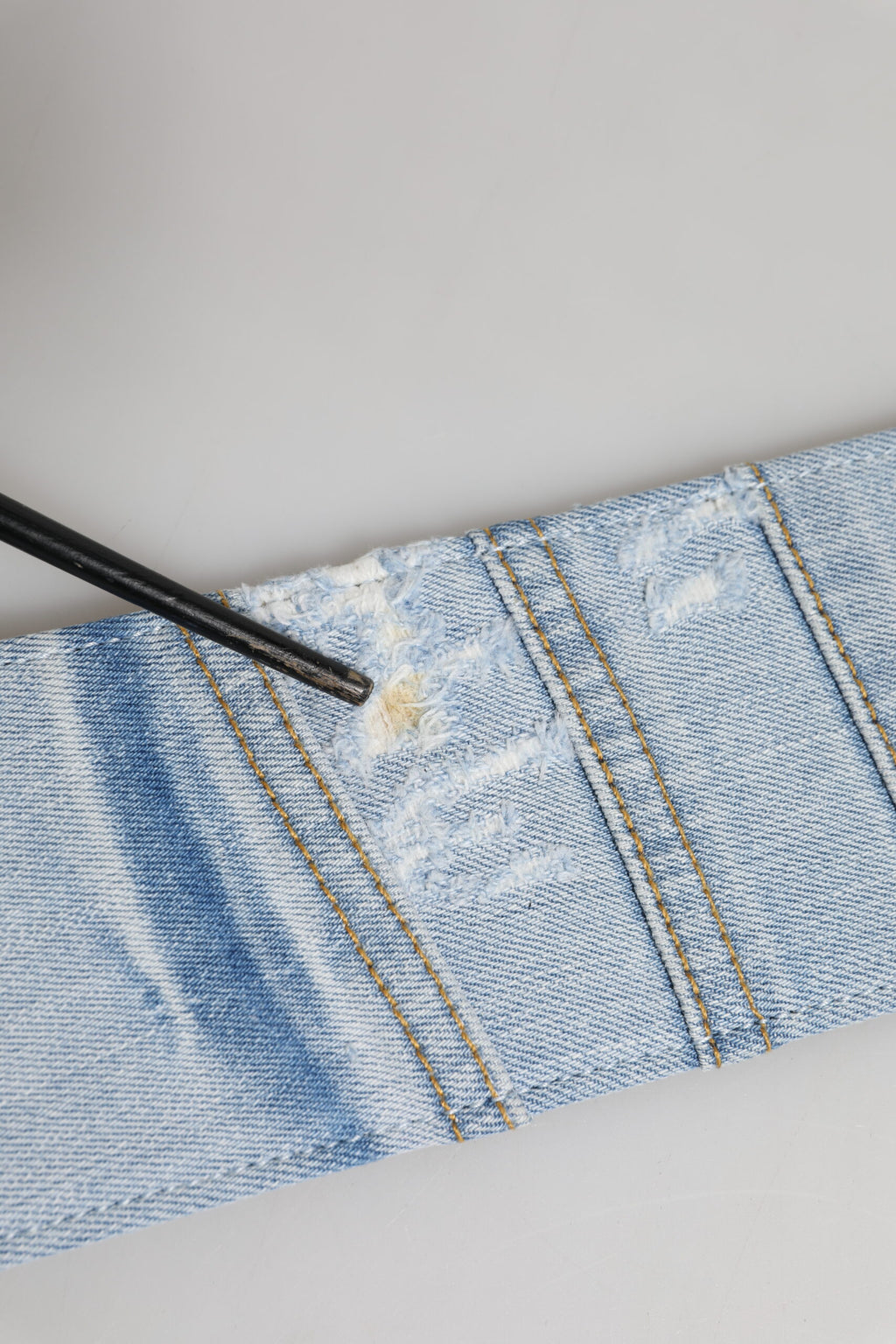 Dolce & Gabbana Blauer zweifarbiger Denim-Gürtel mit goldener Metallschnalle