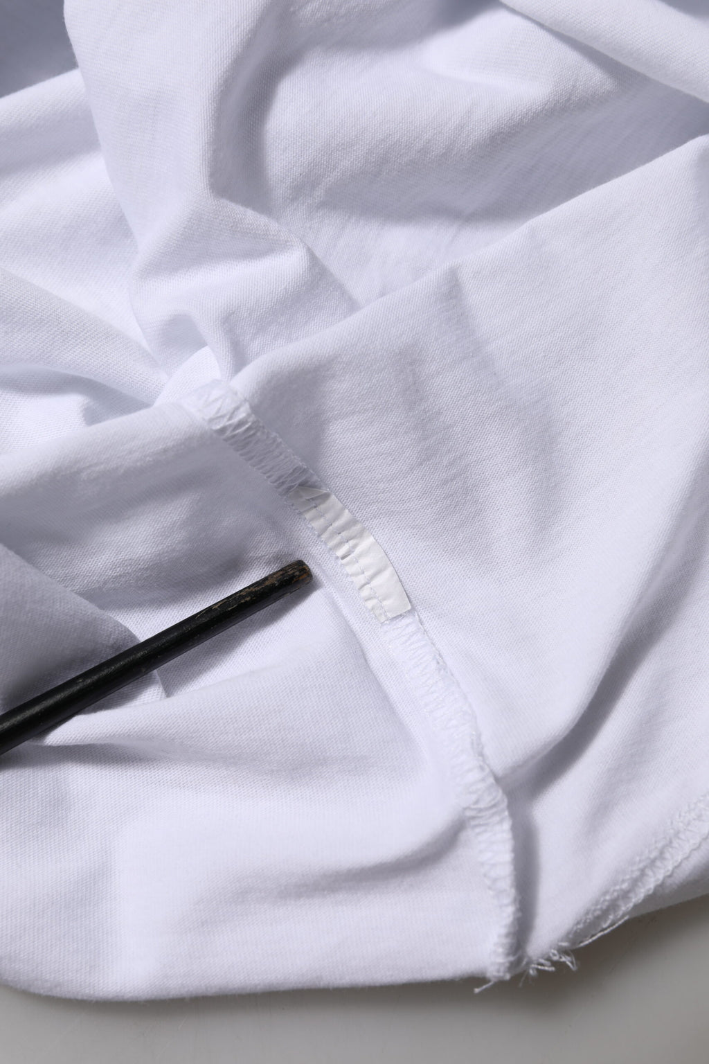 Dolce & Gabbana Weißes T-Shirt mit V-Ausschnitt und kurzen Ärmeln aus Baumwolle