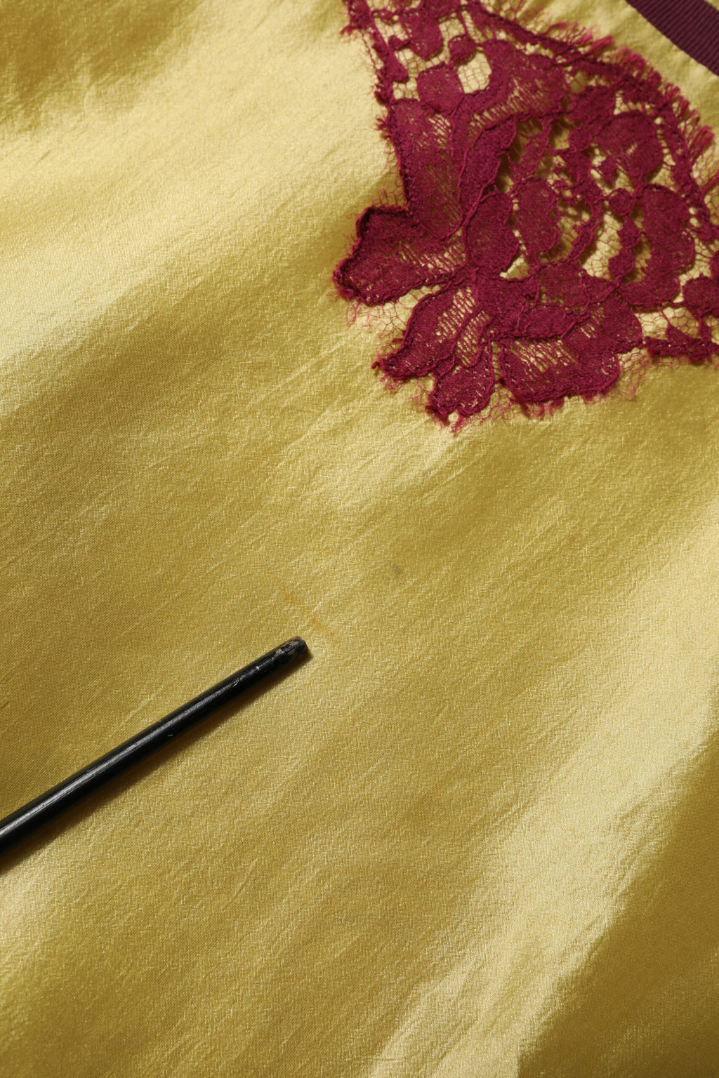 Dolce & Gabbana Gelbes Seidensatin-Oberteil mit floraler Spitze und kurzen Ärmeln