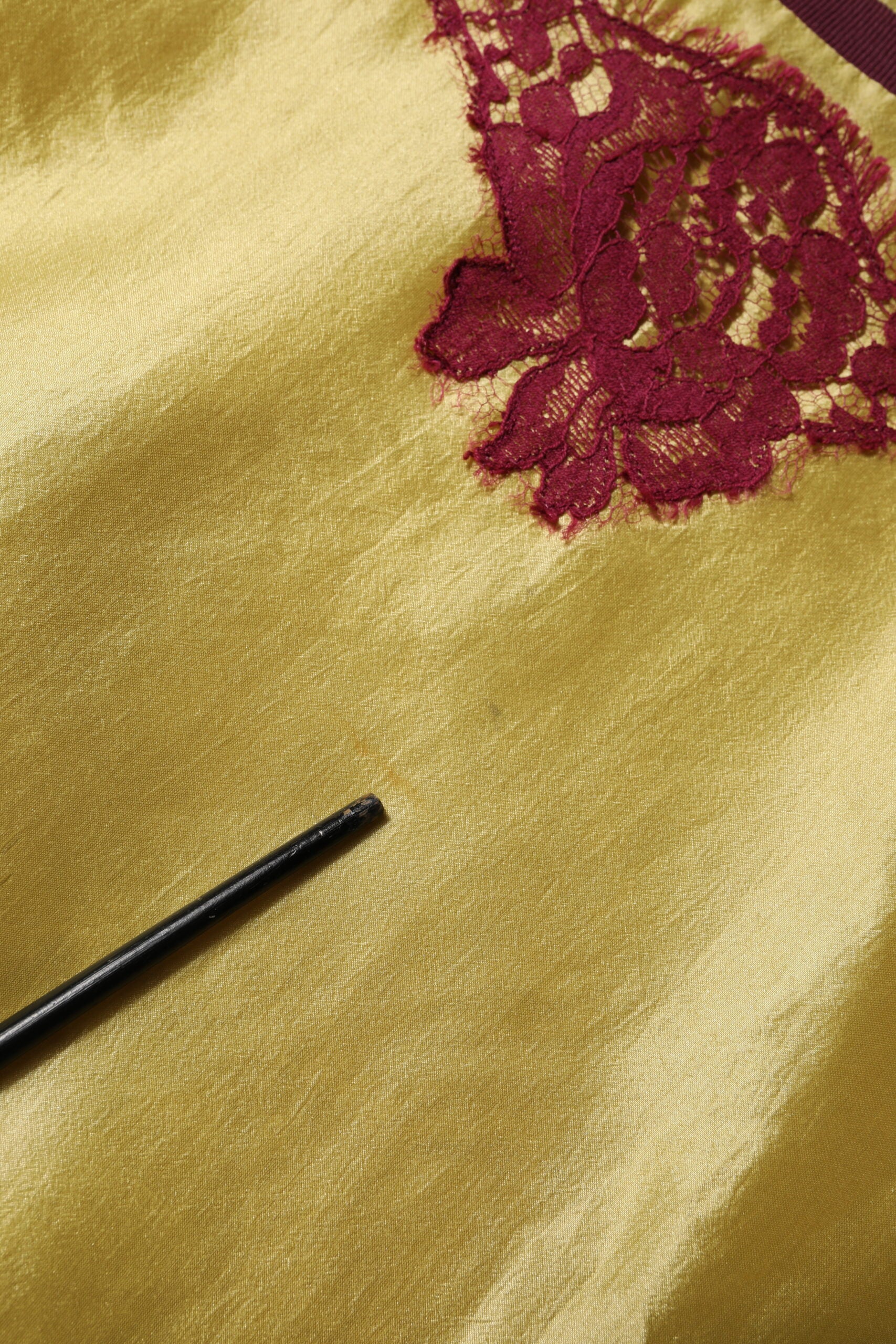 Dolce & Gabbana Gelbes Seidensatin-Oberteil mit floraler Spitze und kurzen Ärmeln