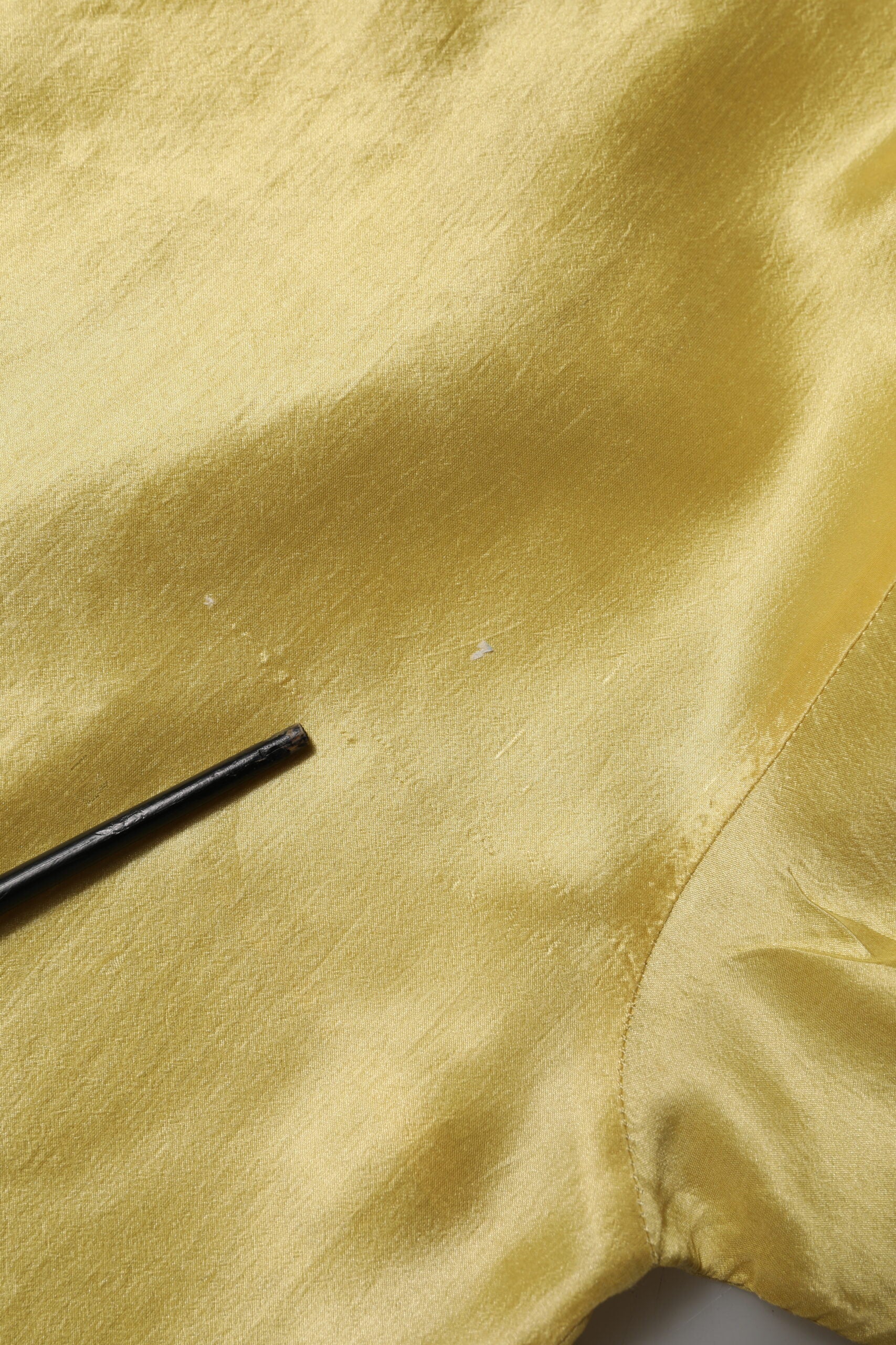 Dolce & Gabbana Gelbes Seidensatin-Oberteil mit floraler Spitze und kurzen Ärmeln