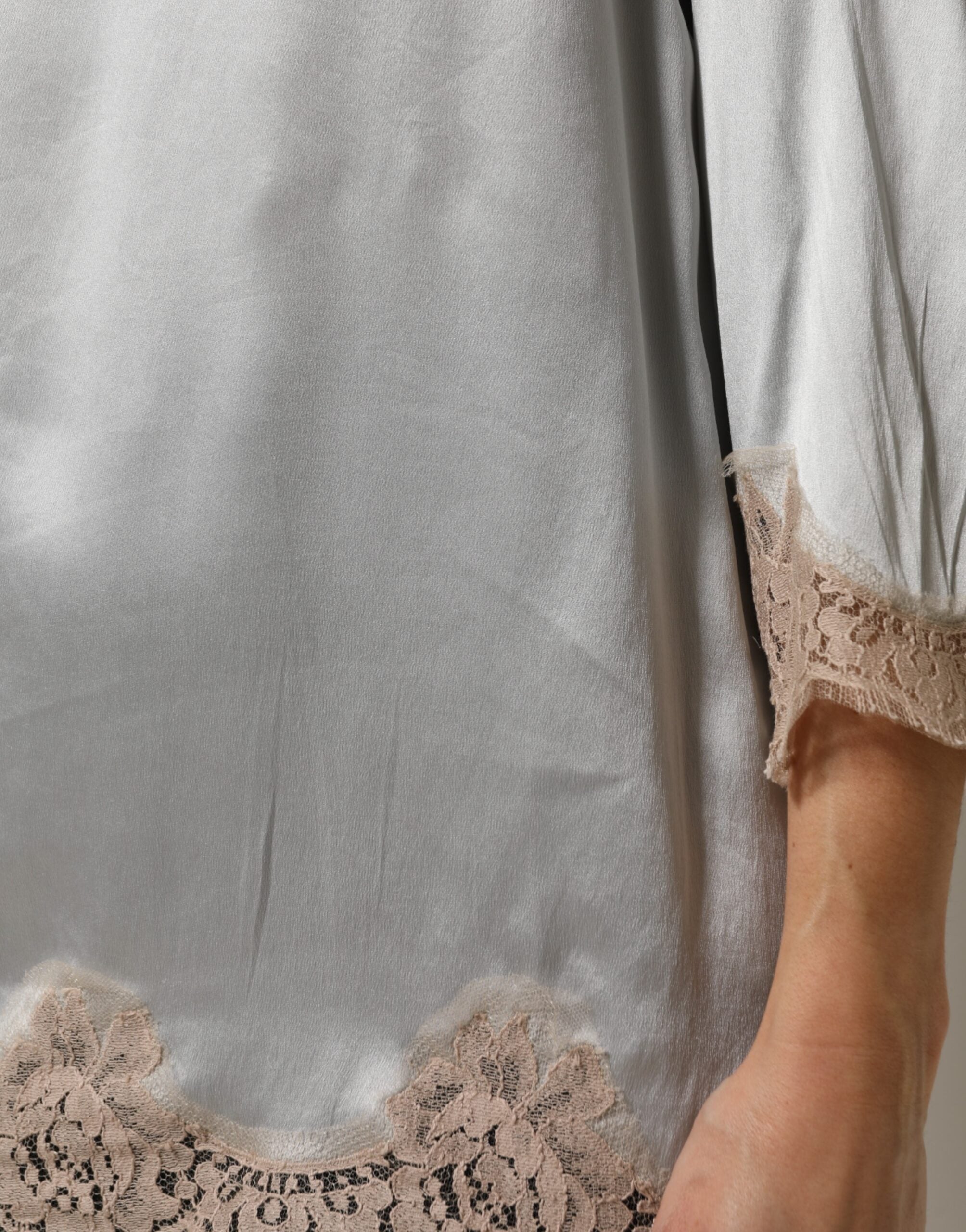 Dolce & Gabbana Graues Seidensatin-Oberteil mit floraler Spitze und langen Ärmeln