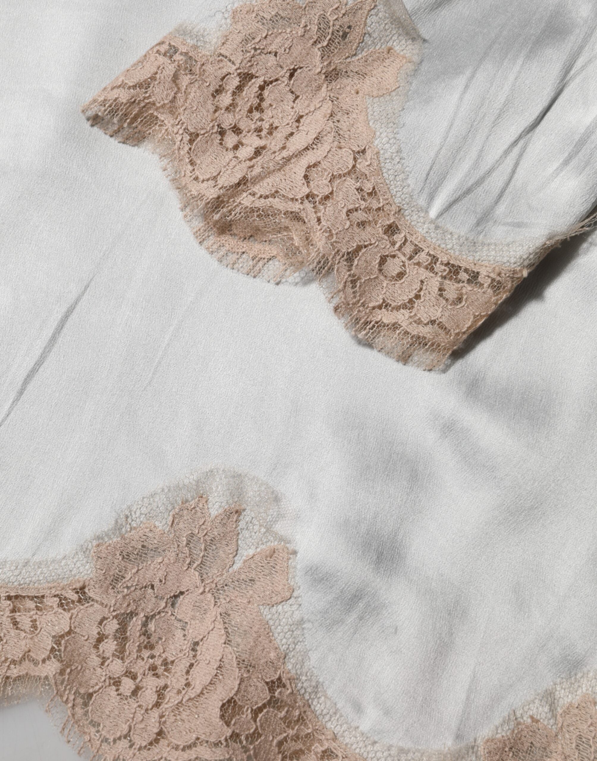 Dolce & Gabbana Graues Seidensatin-Oberteil mit floraler Spitze und langen Ärmeln