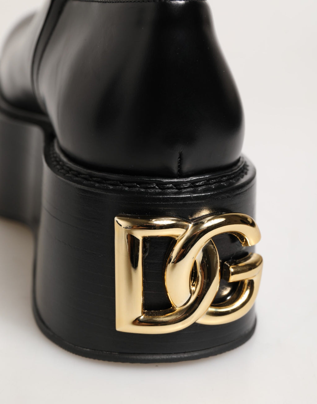 Dolce & Gabbana Zwarte laarzen met logoplaatje tot over de kuit