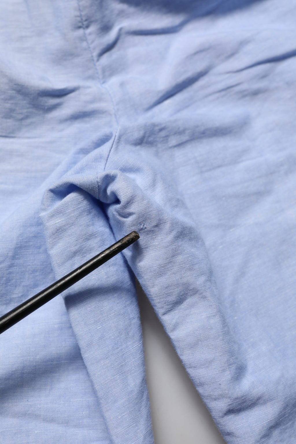 Dolce & Gabbana Hellblaue Leinen Bermudashorts für Männer mit mittlerer Taille