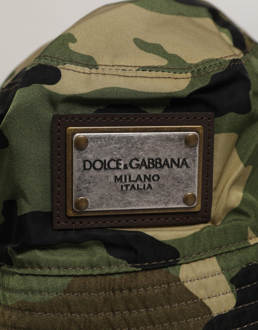 Dolce & Gabbana Grünes Tarnmuster Polyamid Logo Schiebermütze Hut