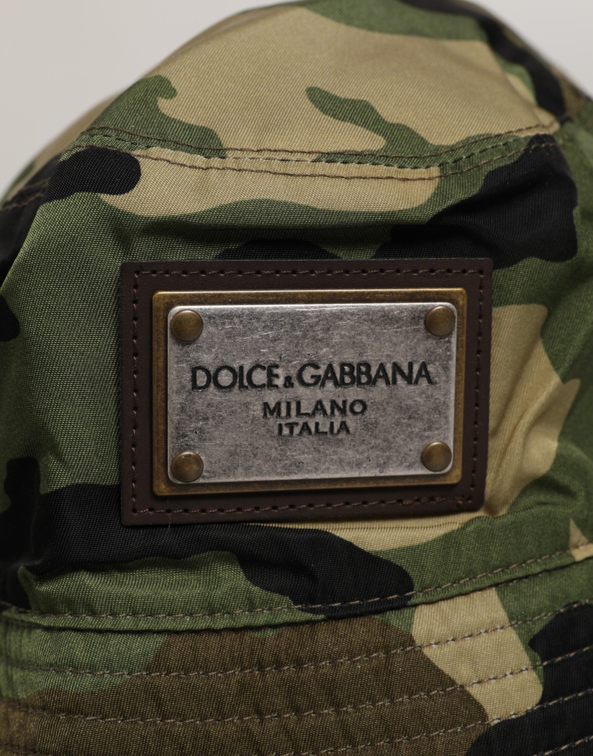 Dolce & Gabbana Grünes Tarnmuster Polyamid Logo Schiebermütze Hut