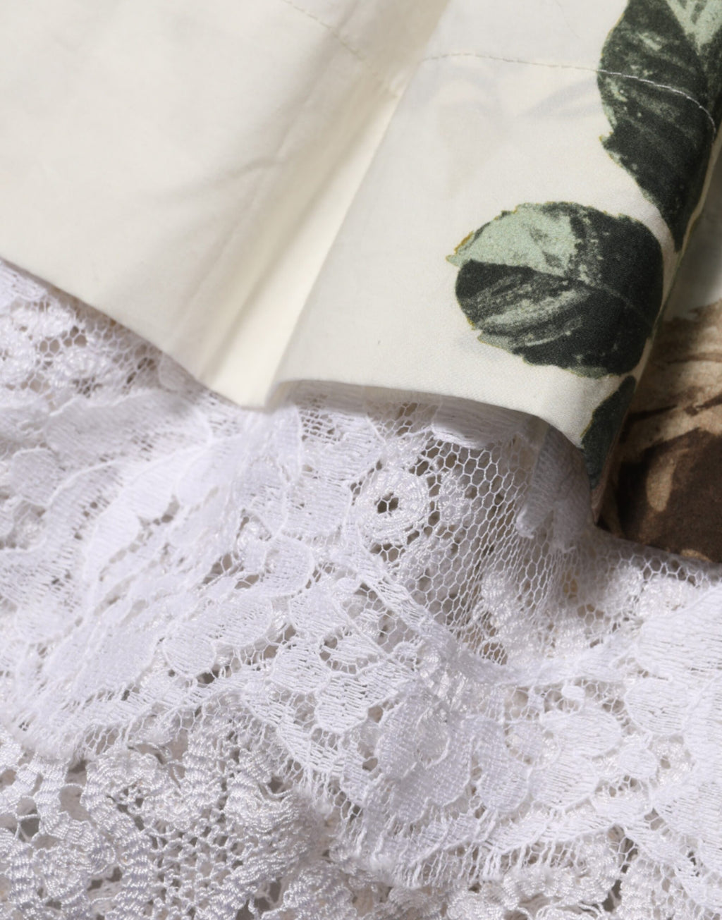 Dolce & Gabbana Weißes schulterfreies Minikleid aus Spitze mit Blumenmuster