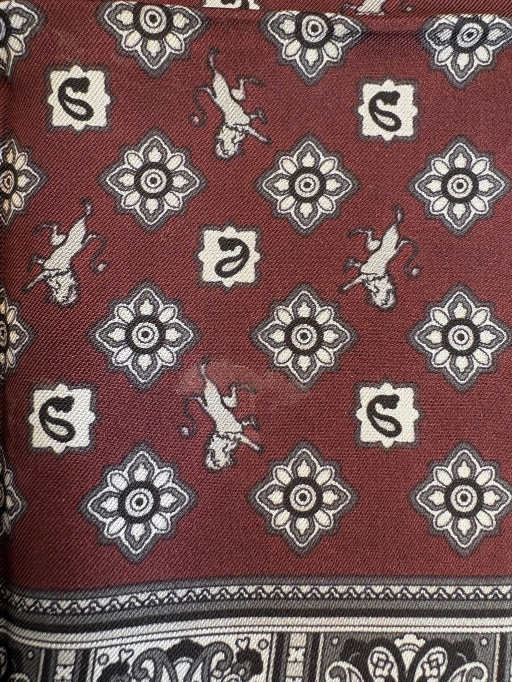 Dolce & Gabbana Bordeaux Bandana Seide Quadratisches Taschentuch Schal