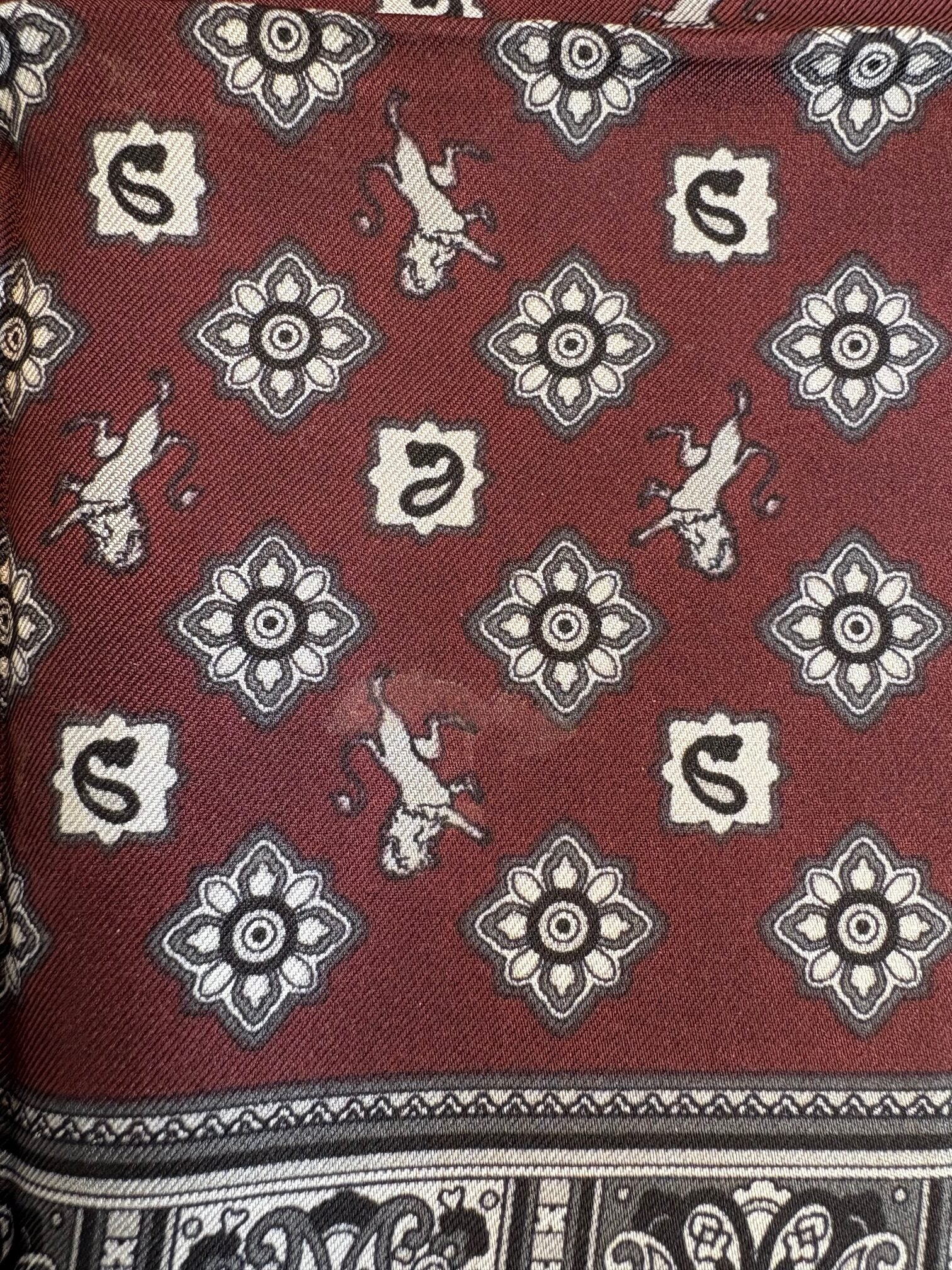 Dolce & Gabbana Bordeaux Bandana Seide Quadratisches Taschentuch Schal